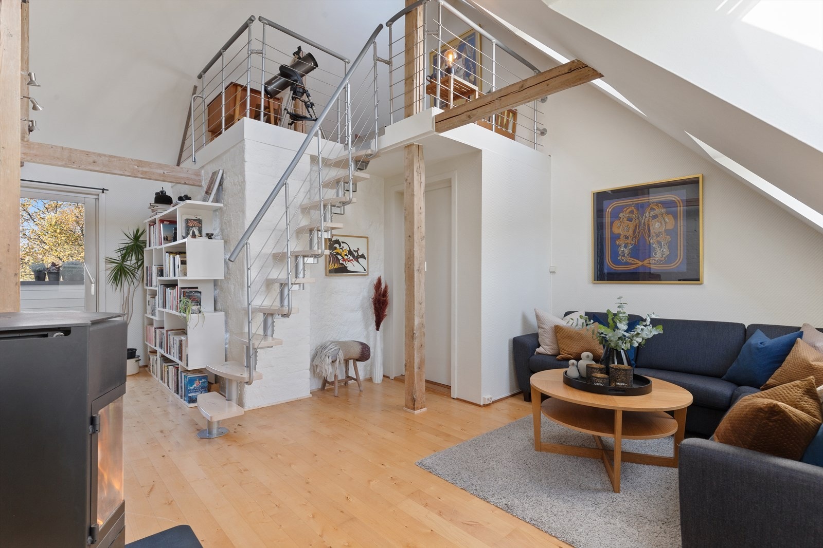 Det er plass til en stor sofagruppe med tilhørende møblement. Galleribilde