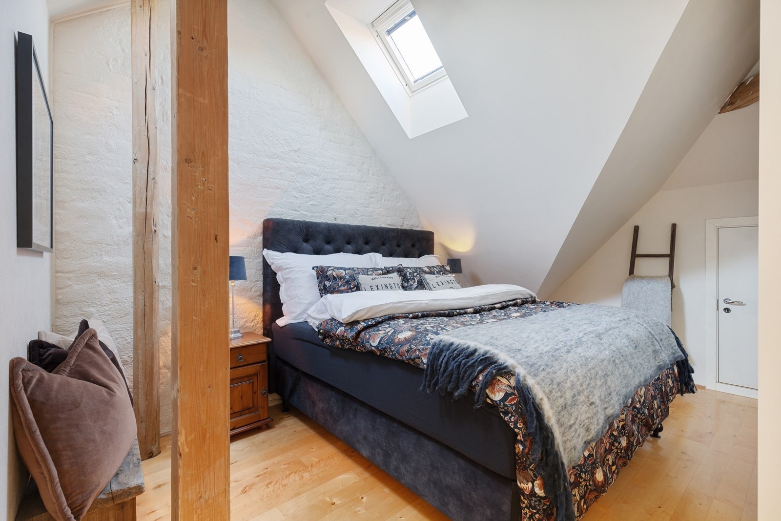 Boligen har totalt tre soverom, som alle er av svært god størrelse. Det ene rommet er plassert på loftet. Galleribilde