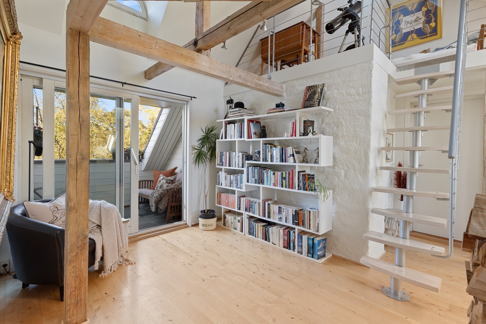 Stuen kan deles opp i flere soner med blant annet en koselig lesekrok med bokhyller. Galleribilde