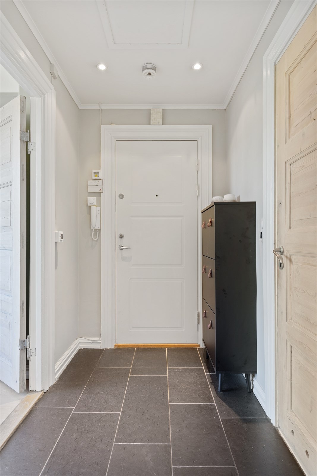 Det er god plass til å henge fra seg yttertøy å sette fra seg sko. Galleribilde