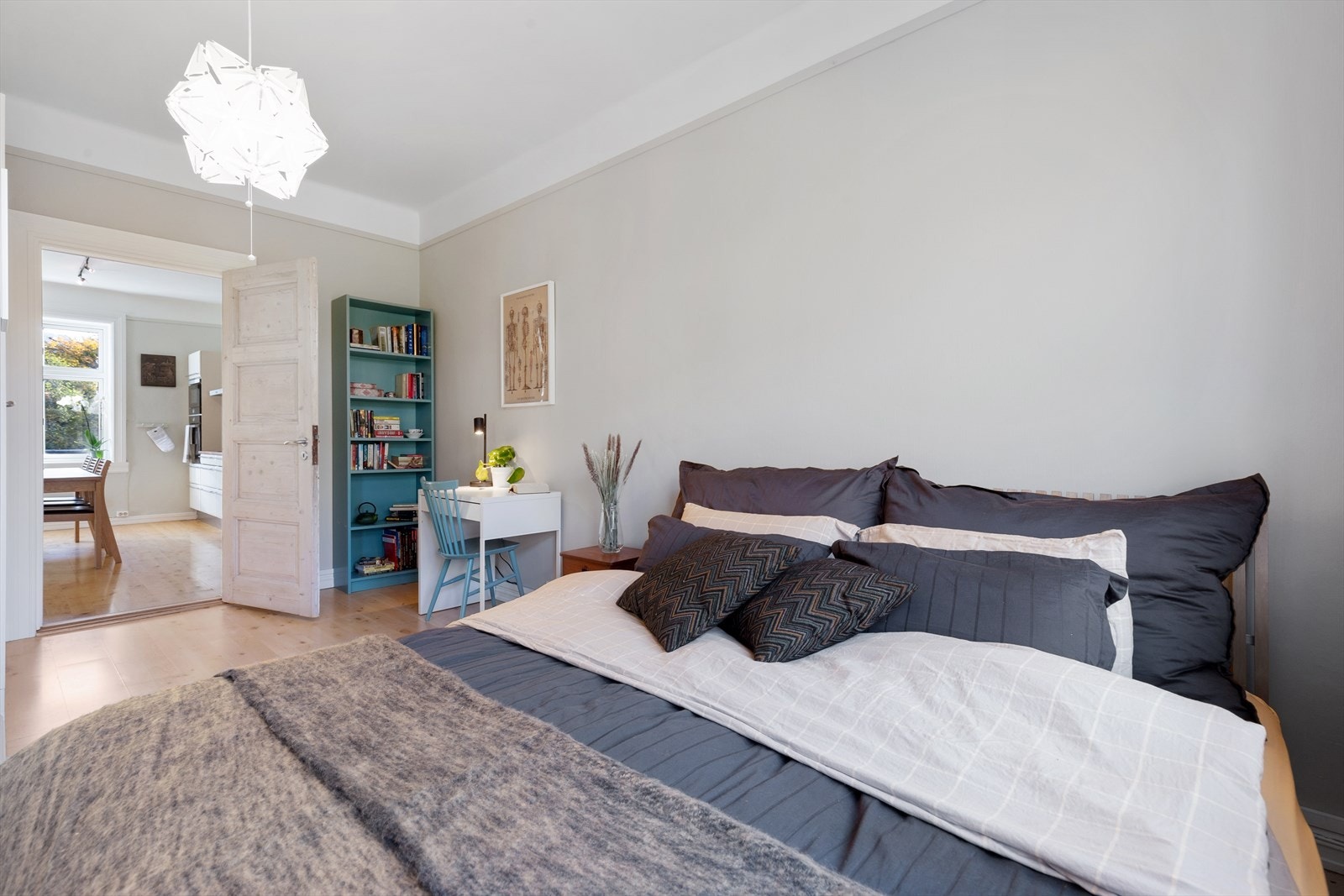 Det største av de to soverommene i 3. etasje er meget romslig med god plass til en bred seng. Galleribilde