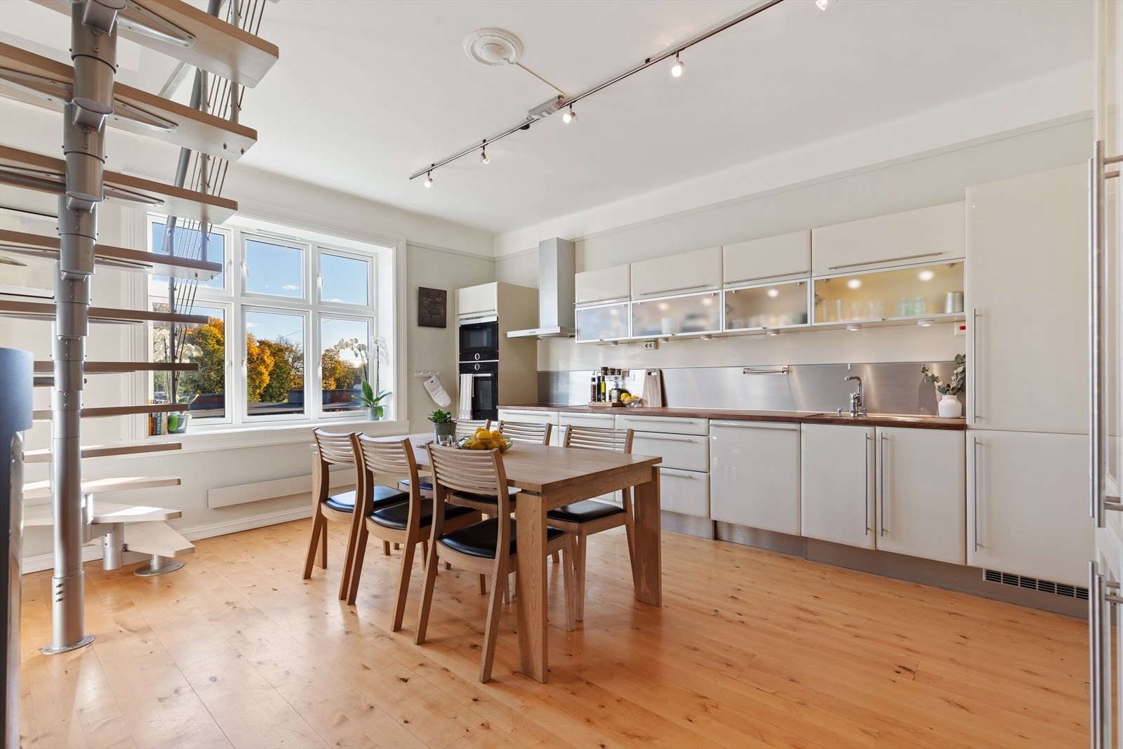 Det store og pene vinduet sørger for et godt lysinnslipp. Galleribilde