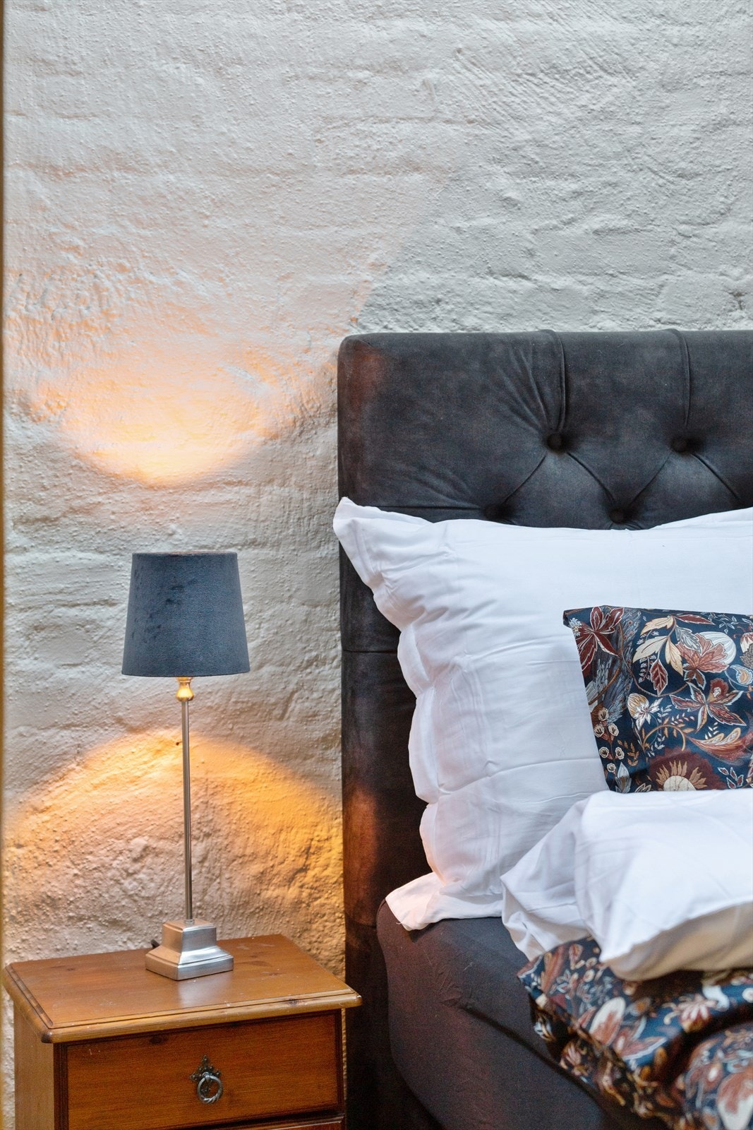 Det er god plass til en bred seng med nattbord på hver side. I skyvedørsgarderoben er det god oppbevaringsplass. Galleribilde