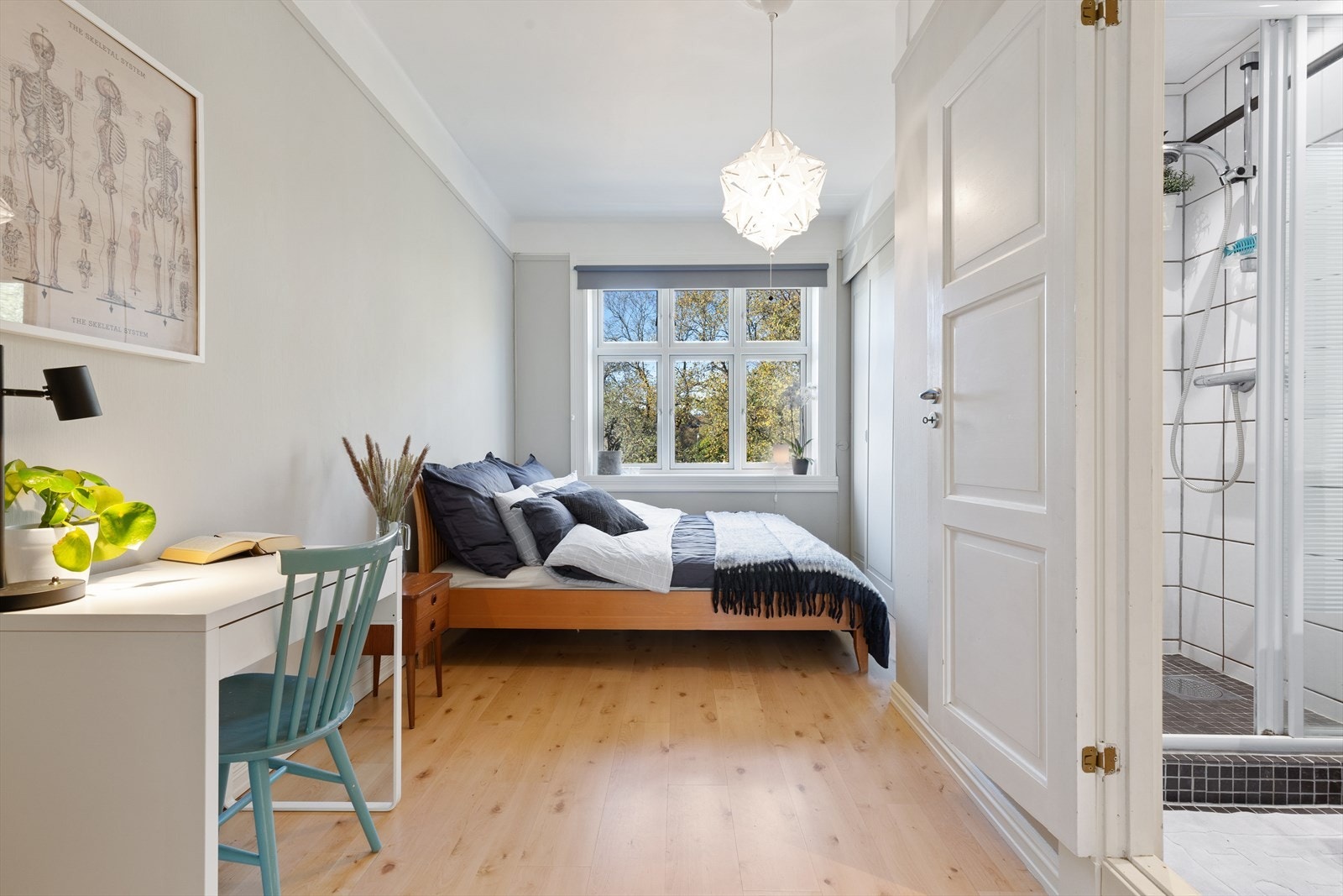 I garderobeskapet er det god plass til oppbevaring av klær. Galleribilde