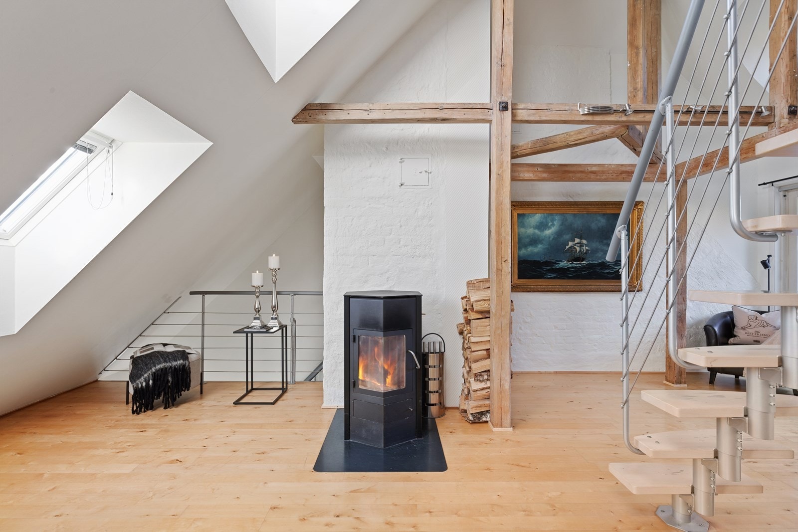 Stuen har store flotte takvinduer og en takhøyde som er målt til 4,92 m på det høyeste. Galleribilde