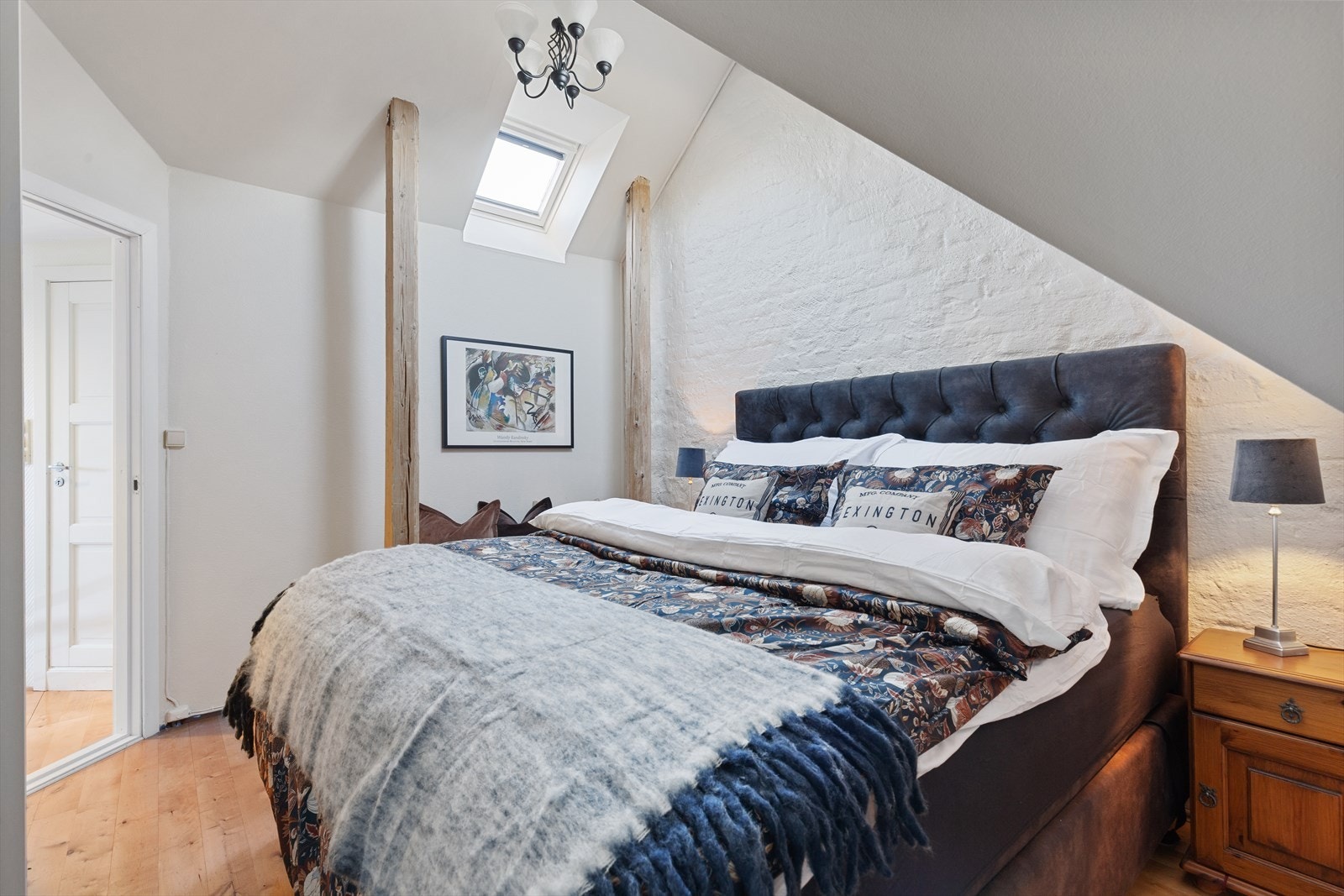 Soverommet har mye særpreg med karakteristiske trebjelker og skråtak. Galleribilde