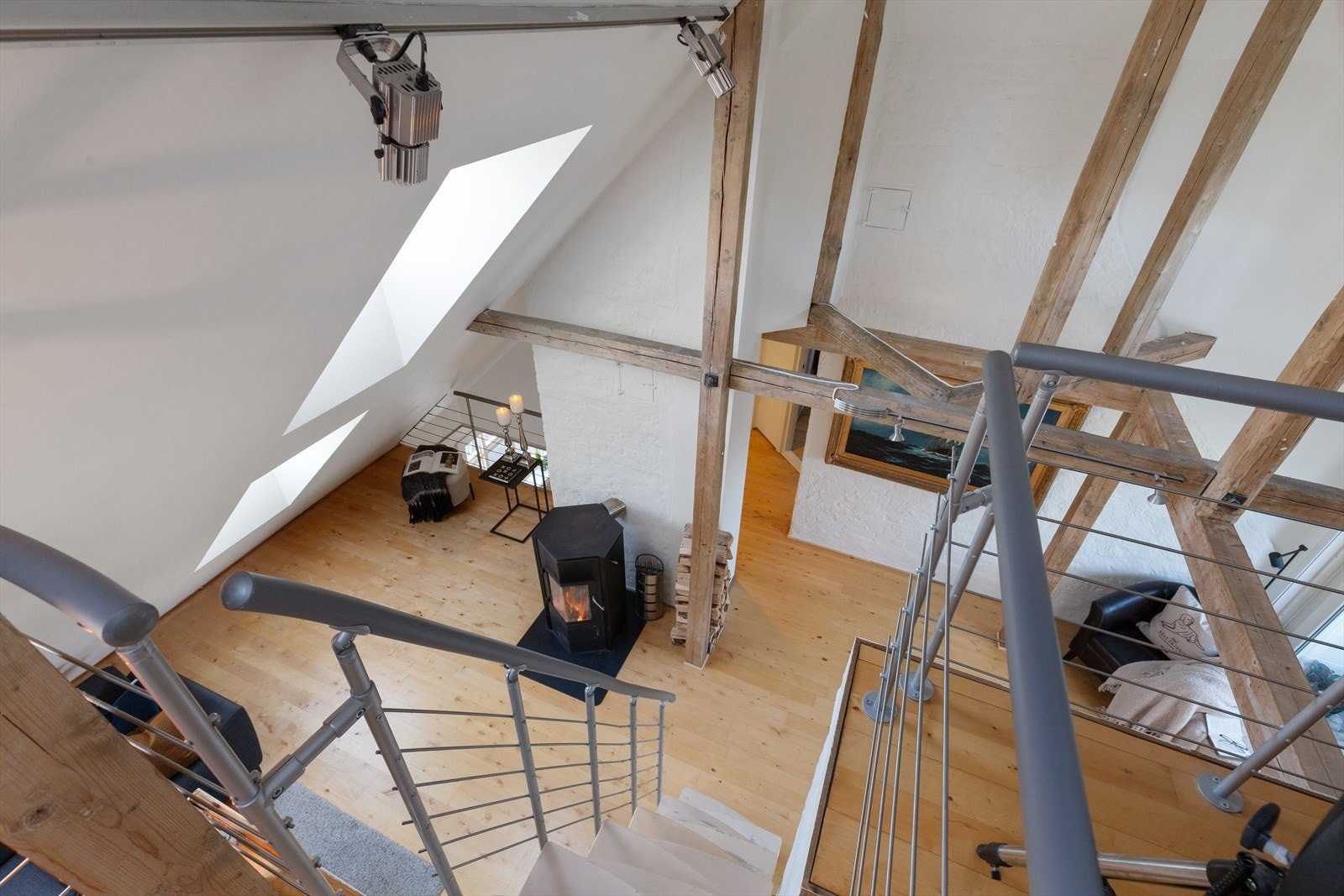 Fra stuen er det adkomst til hems med gulvareal på ca. 9 m² via trapp. Galleribilde