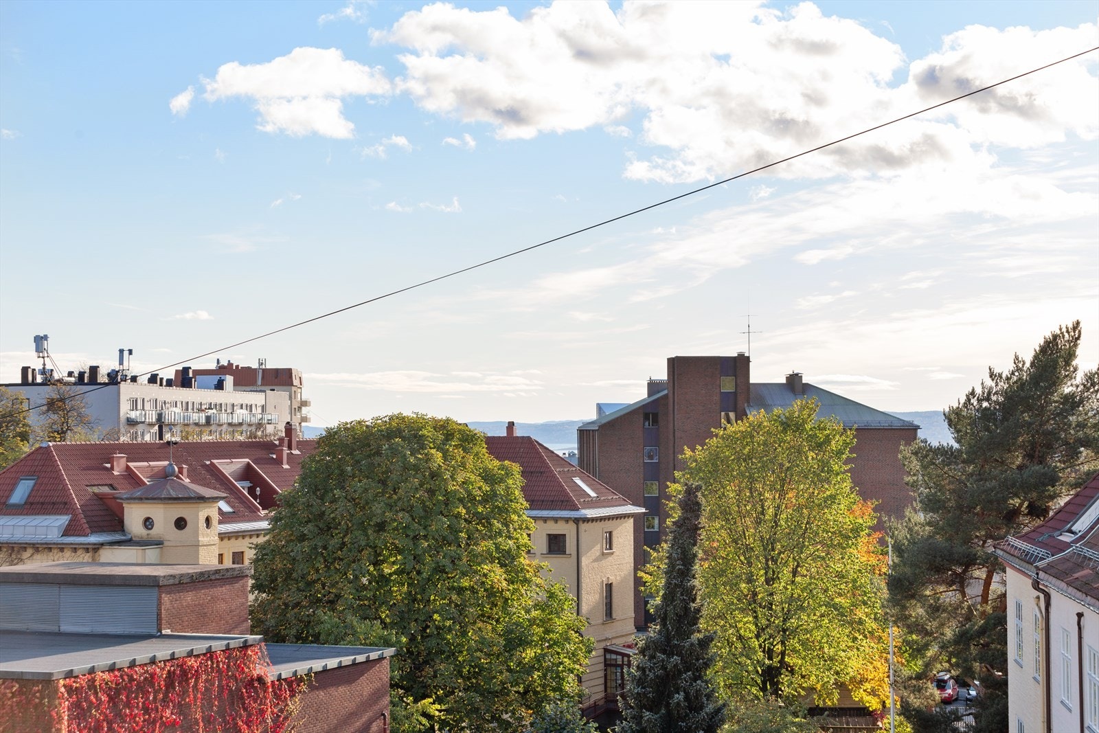 Her bor man høyt og fritt hvor man kan la blikket bære ned mot byen. Galleribilde