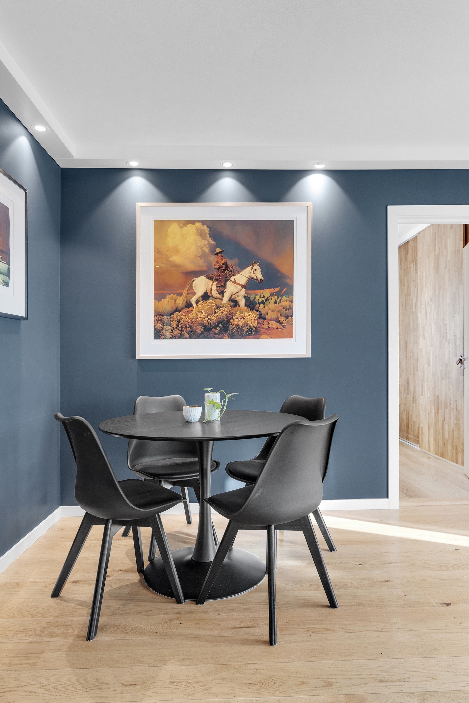 Plass til et praktisk spisebord i stuen Galleribilde