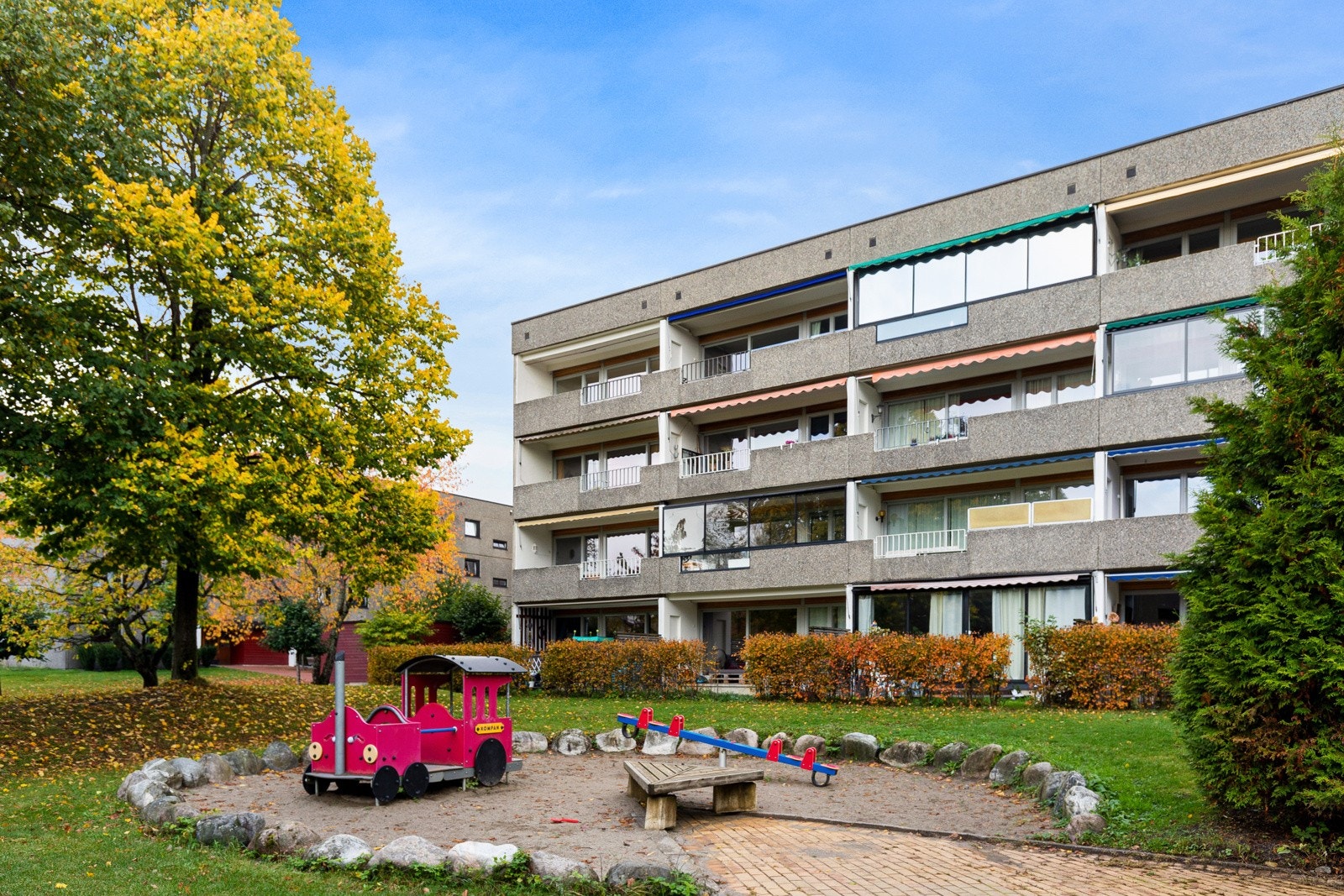 Rundt byggene er det store, meget pent opparbeidede fellesområder med lekeplasser, sittegrupper, beplantning m.m. Galleribilde