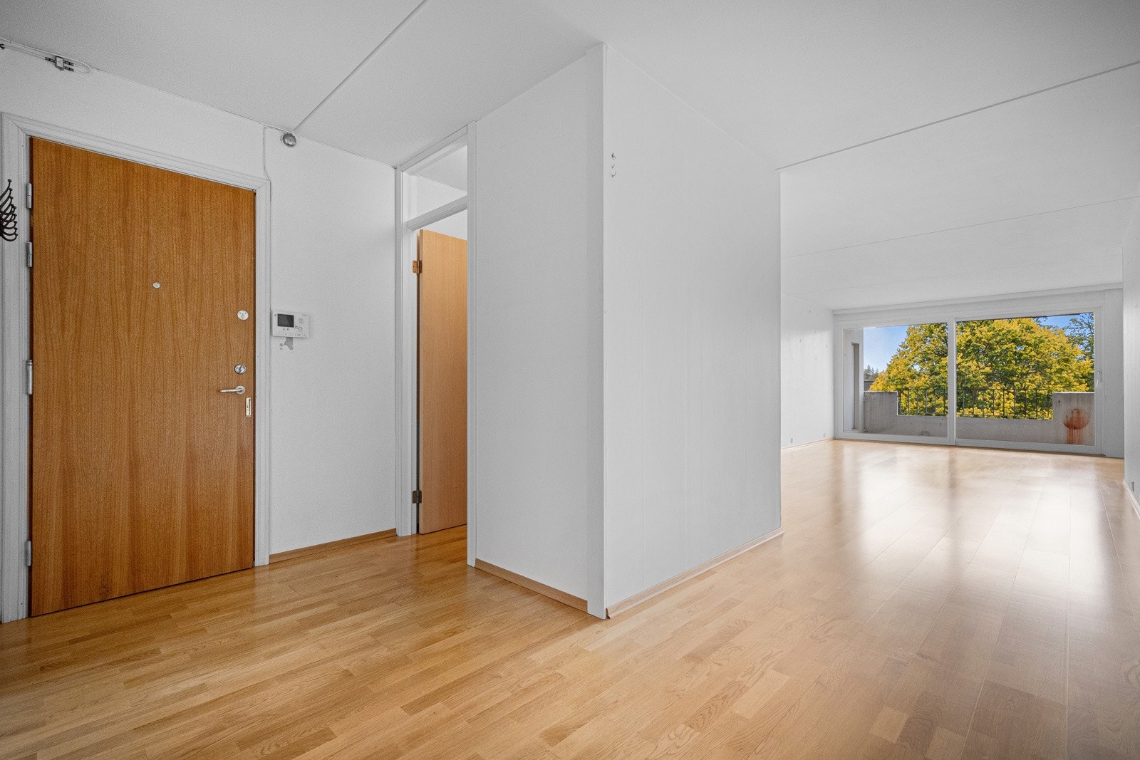 Entre med praktisk garderoberom / bod Galleribilde