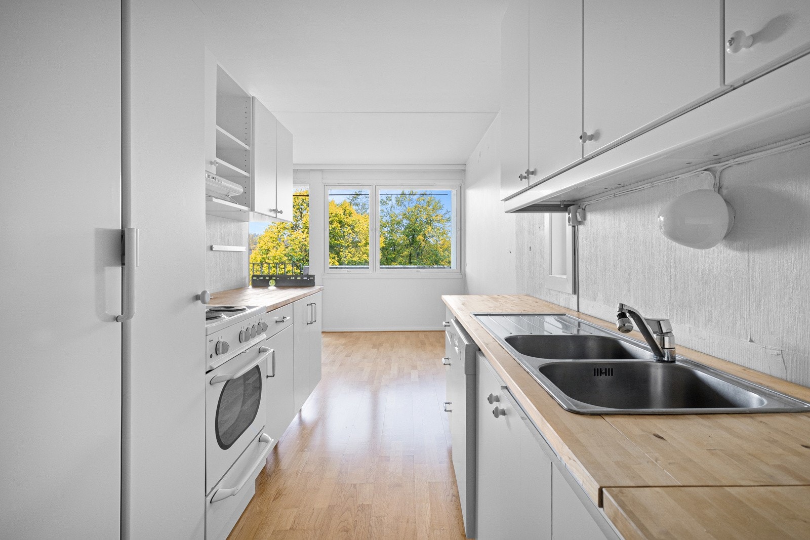 Funksjonelt innredet kjøkken med hvitevarer Galleribilde