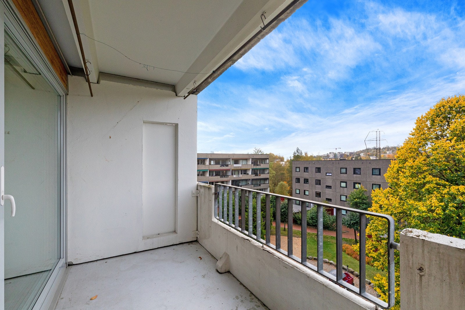 En lys, gjennomgående 3-roms endeleilighet i byggets 4. etasje Galleribilde