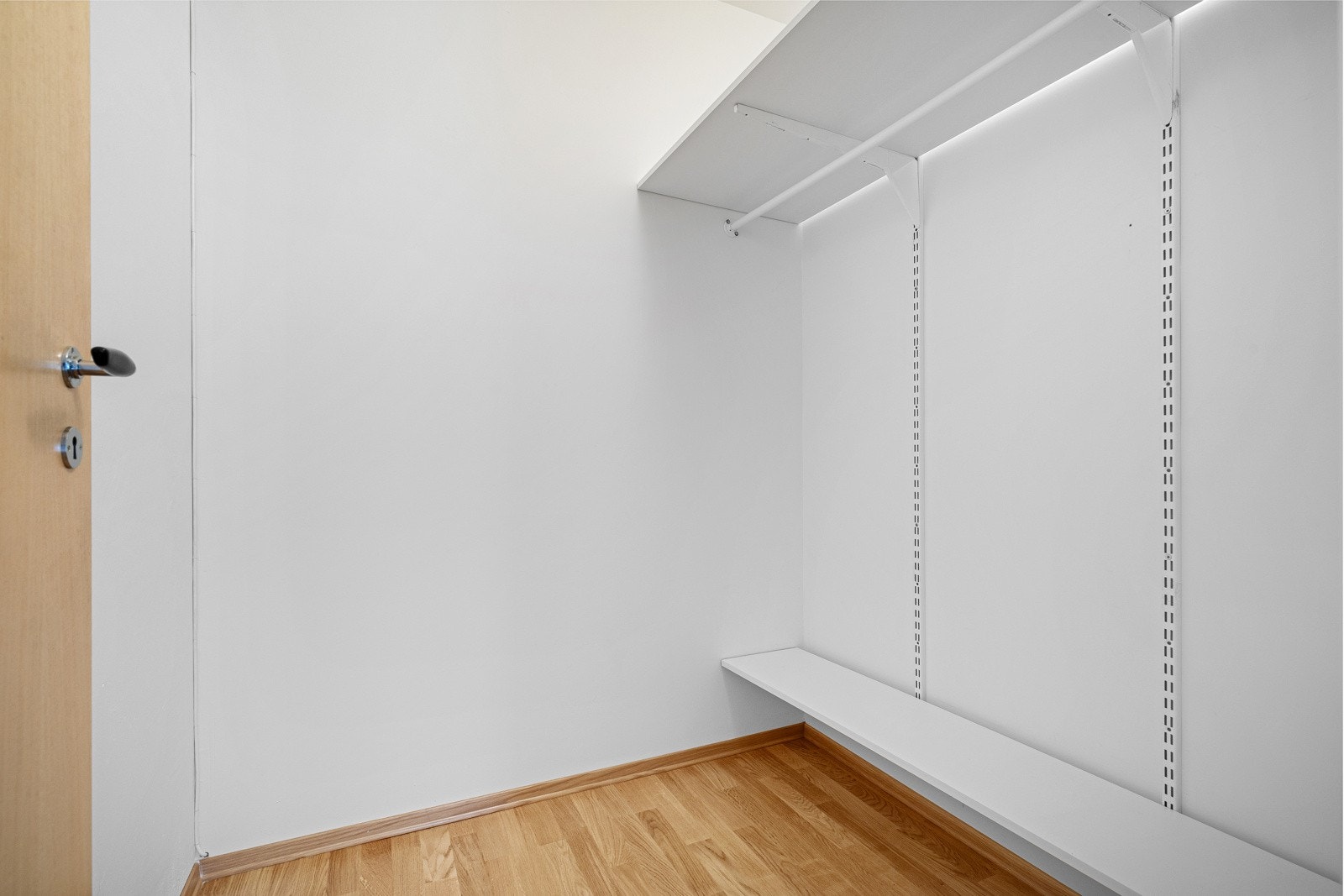 Garderoberom - det medfølger også 1 kjellerbod Galleribilde