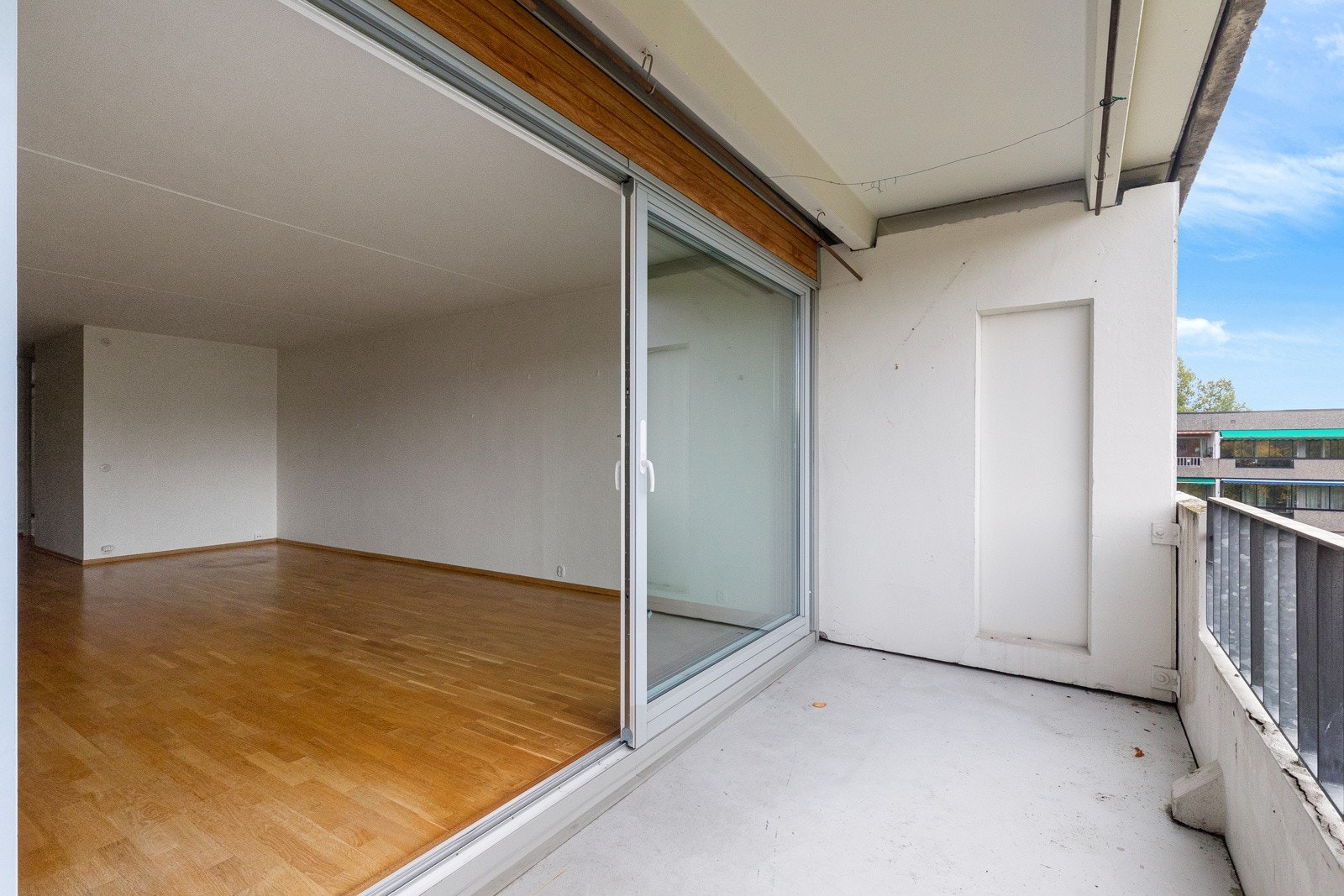 Flott, overbygget balkong med meget gode solforhold Galleribilde