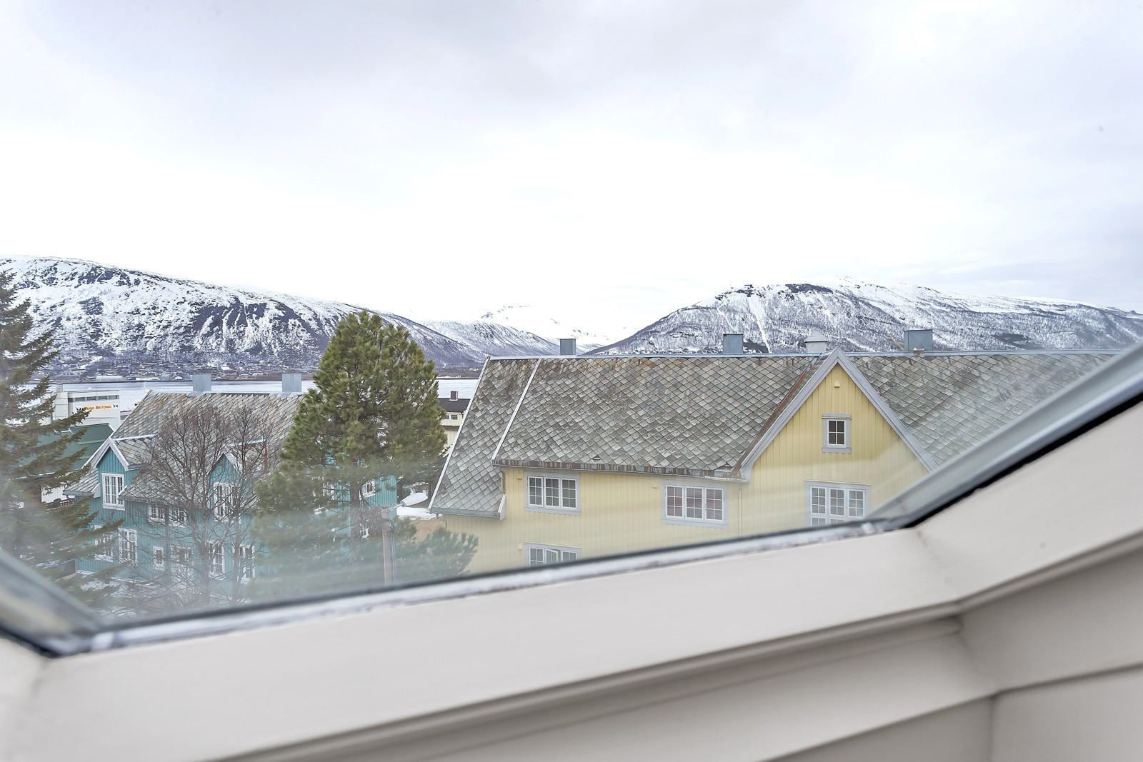 Fin utsikt fra takvindu i utleieenheten