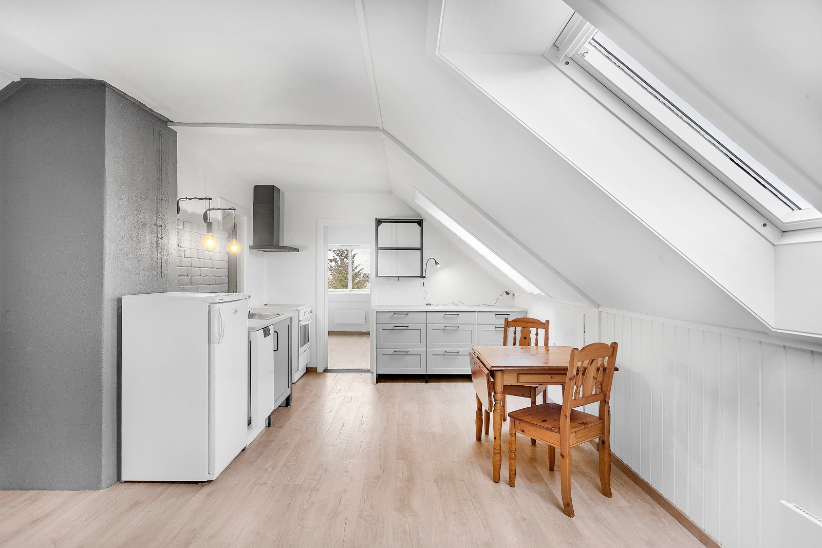 Leiligheten eier 1/2 del av loftsleiligheten som leies ut