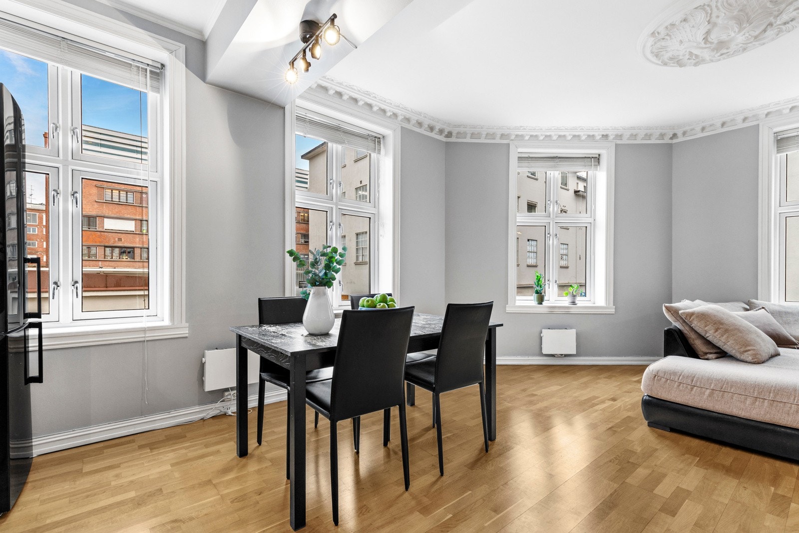 I tilknytning til kjøkkenet har dere god plass til spisebord, dette gir muliget til å være sosial mens maten tilberedes. Galleribilde