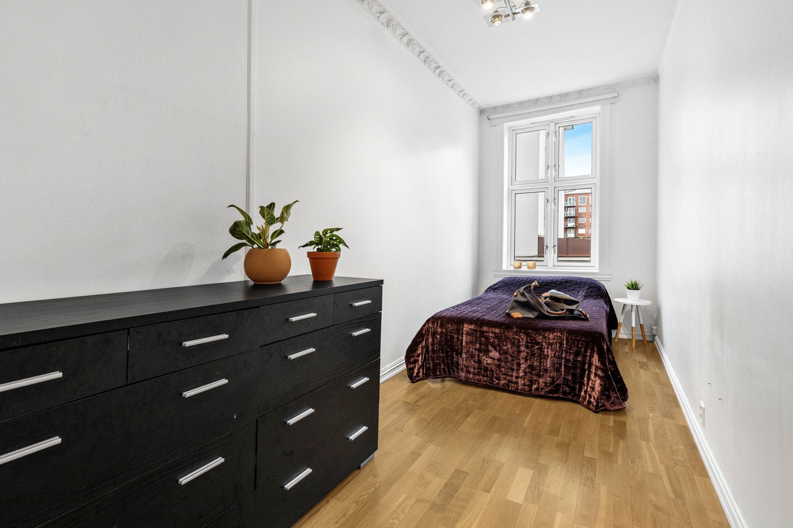 Soverom III er romslig. Her har dere god plass til dobbeltseng med tilhørende nattbord. Soverommet byr på god plass til klesoppbevaring. Galleribilde