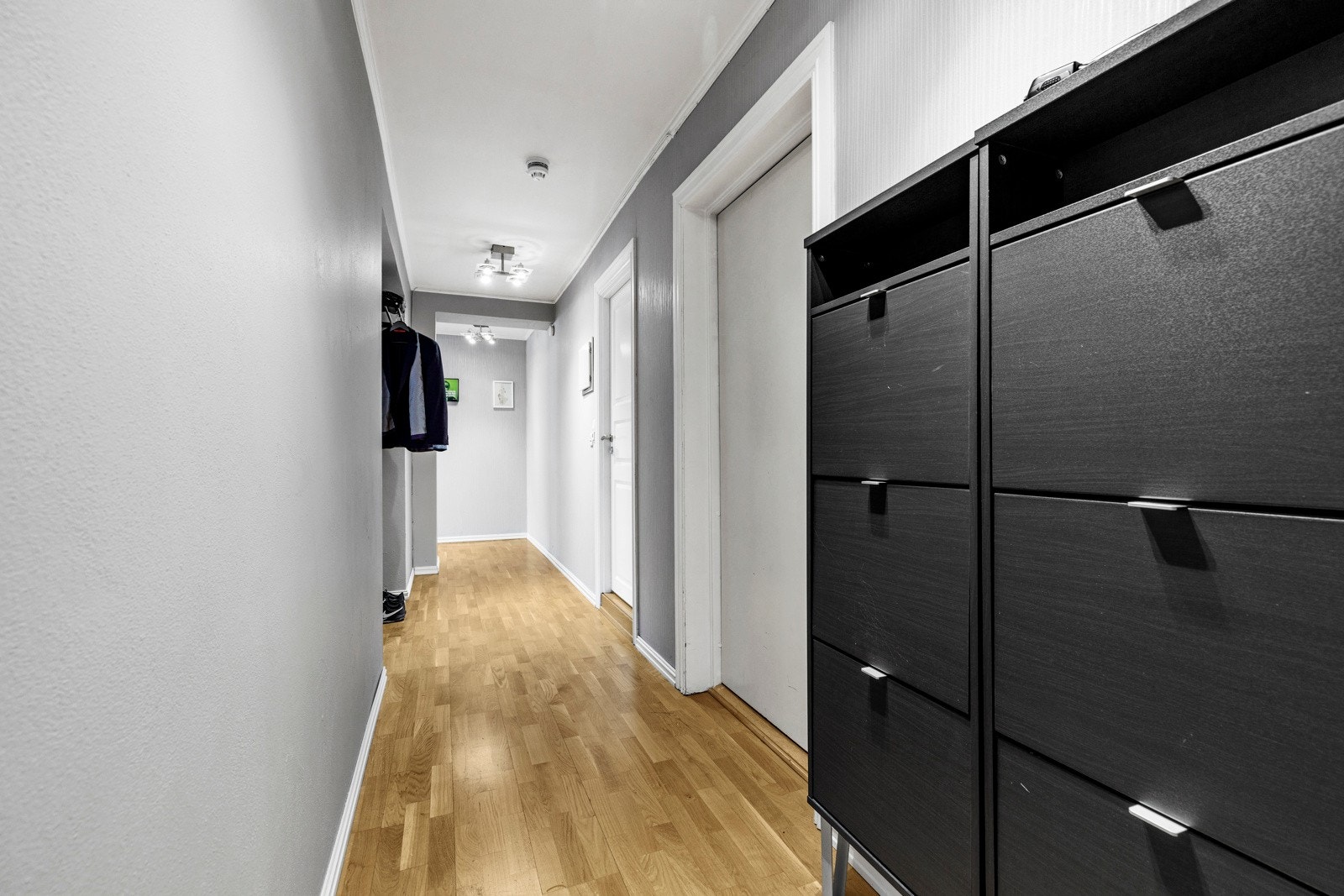 Du tar deg enkelt opp til leiligheten i andre etasje, via trappene. Når du trer over terskelen blir du møtt av en innbydende entre med god plass til oppbevaring av yttertøy og sko. Galleribilde