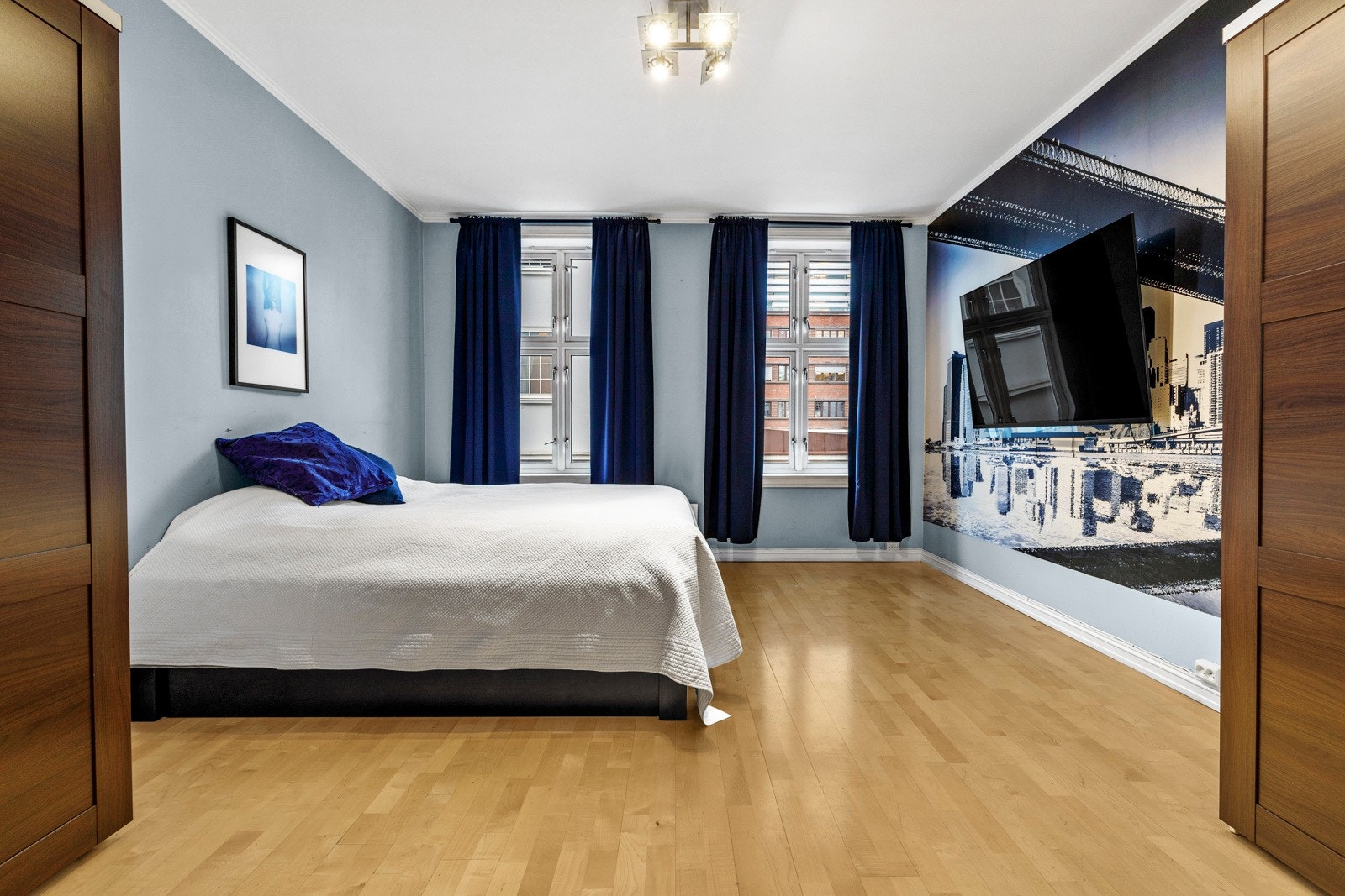 Boligens hovedsoverom er meget romslig. Her har dere god plass til dobbeltseng med tilhørende nattbord på hver side. Galleribilde