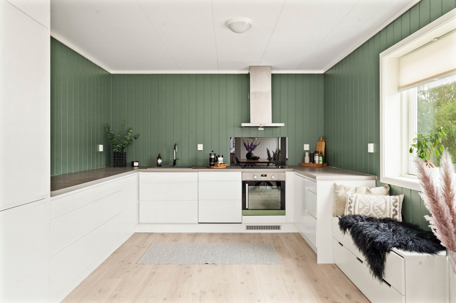 Leiligheten har et gjennomtenkt og moderne kjøkken med håndtaksfritt design. Galleribilde
