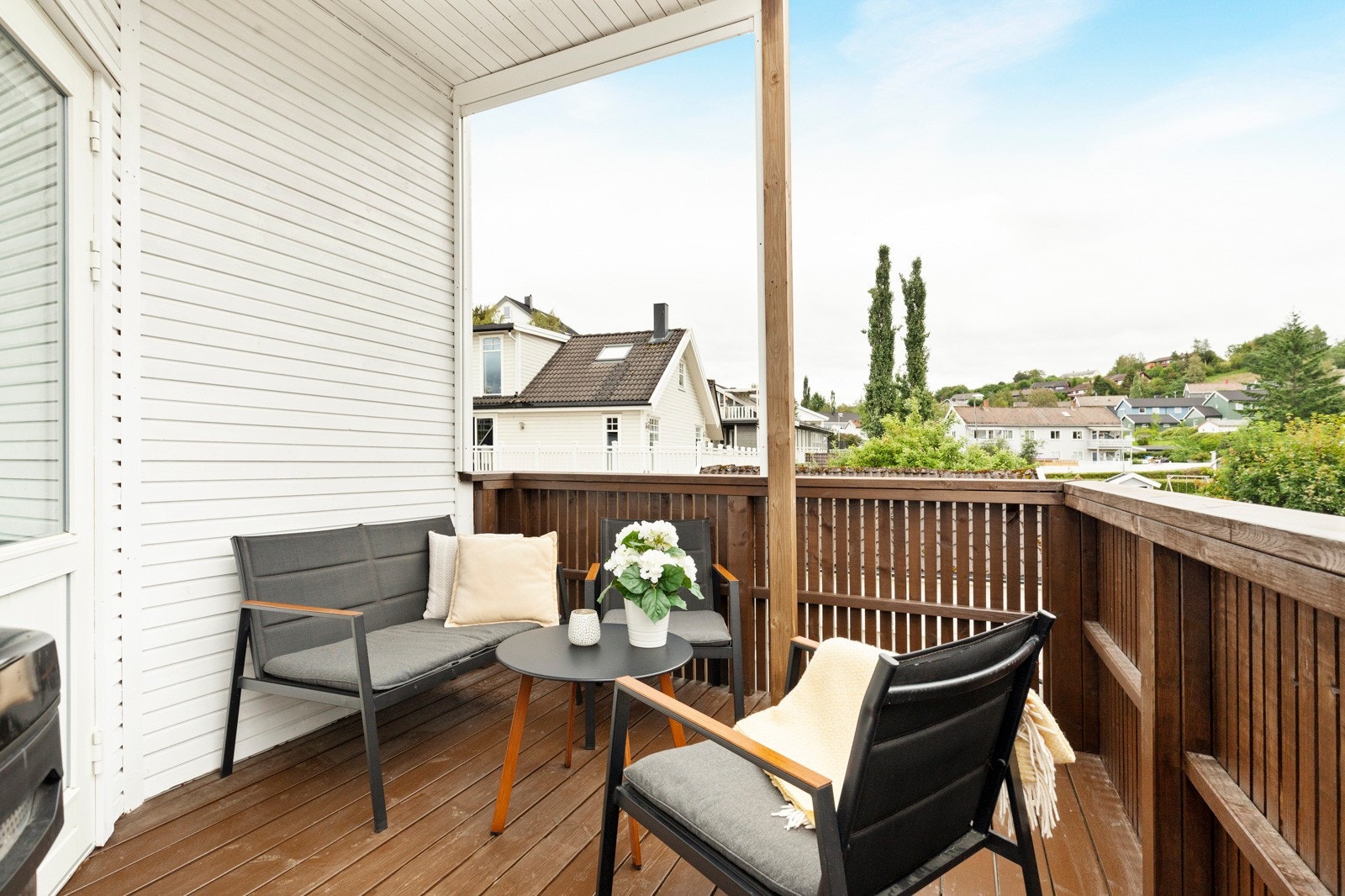Sørøst vendt veranda med adkomst fra stue på ca. 6,5 m². Galleribilde