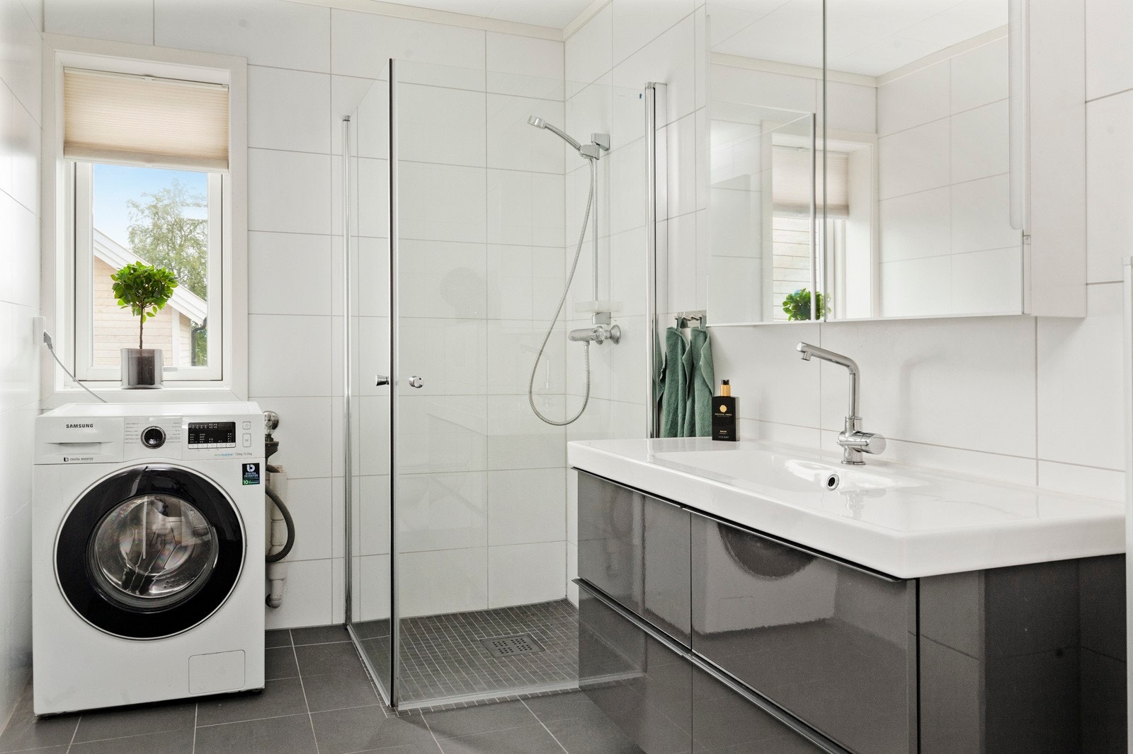 Badet fremstår som svært delikat, med gråtonede fliser på gulv, og hvite på vegg. Varmekabler i gulv. Galleribilde