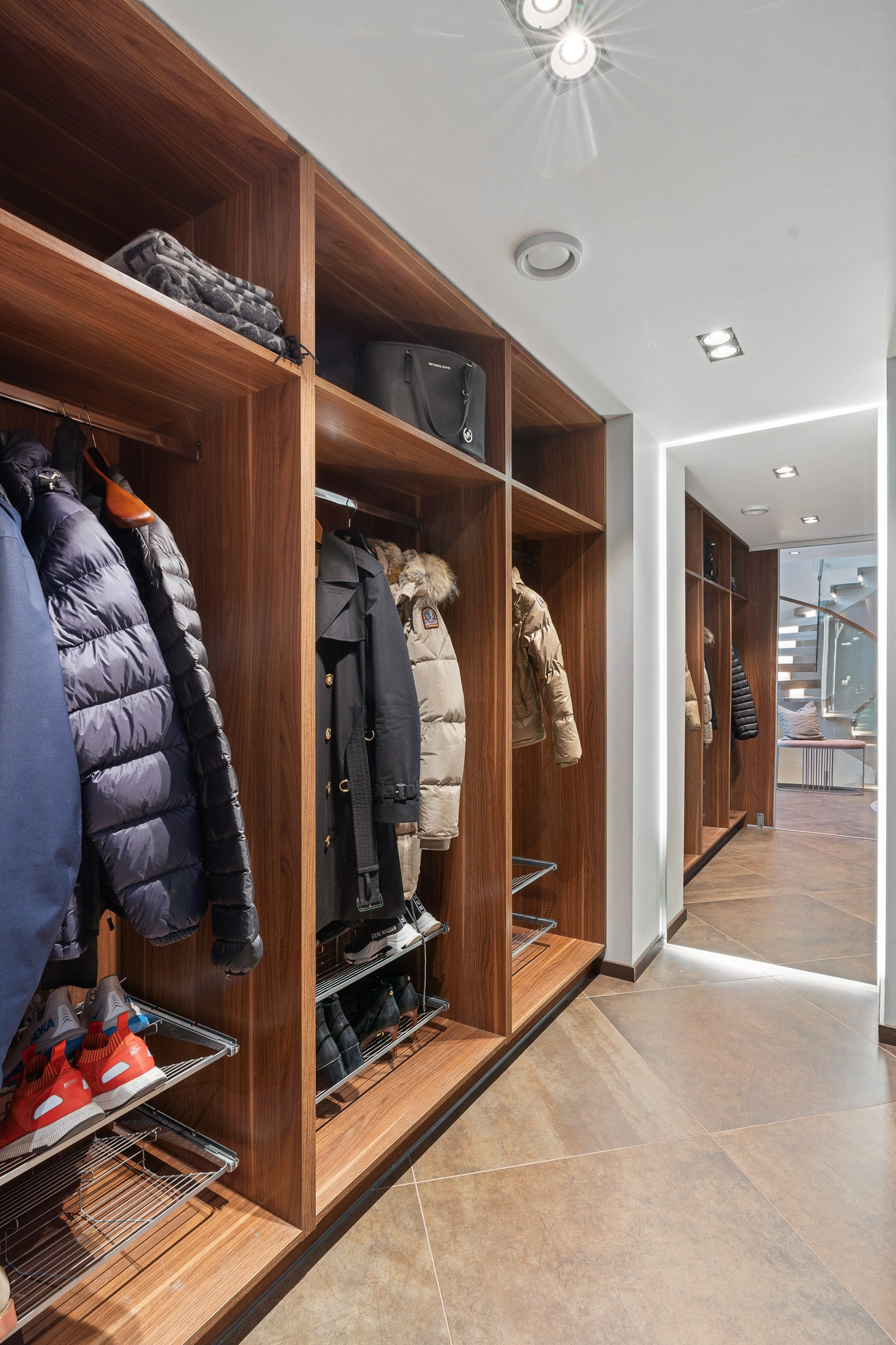 Praktisk garderobe med smarte oppbevaringsløsninger ved inngang.