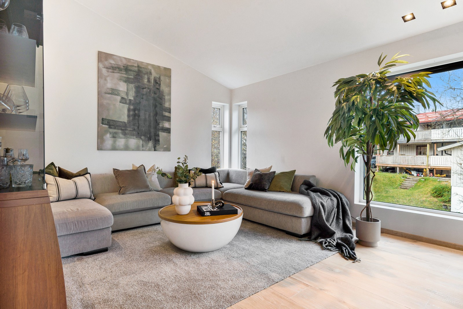 Her får du en romslig stue med god plass til sofagruppe med tilhørende møblement.