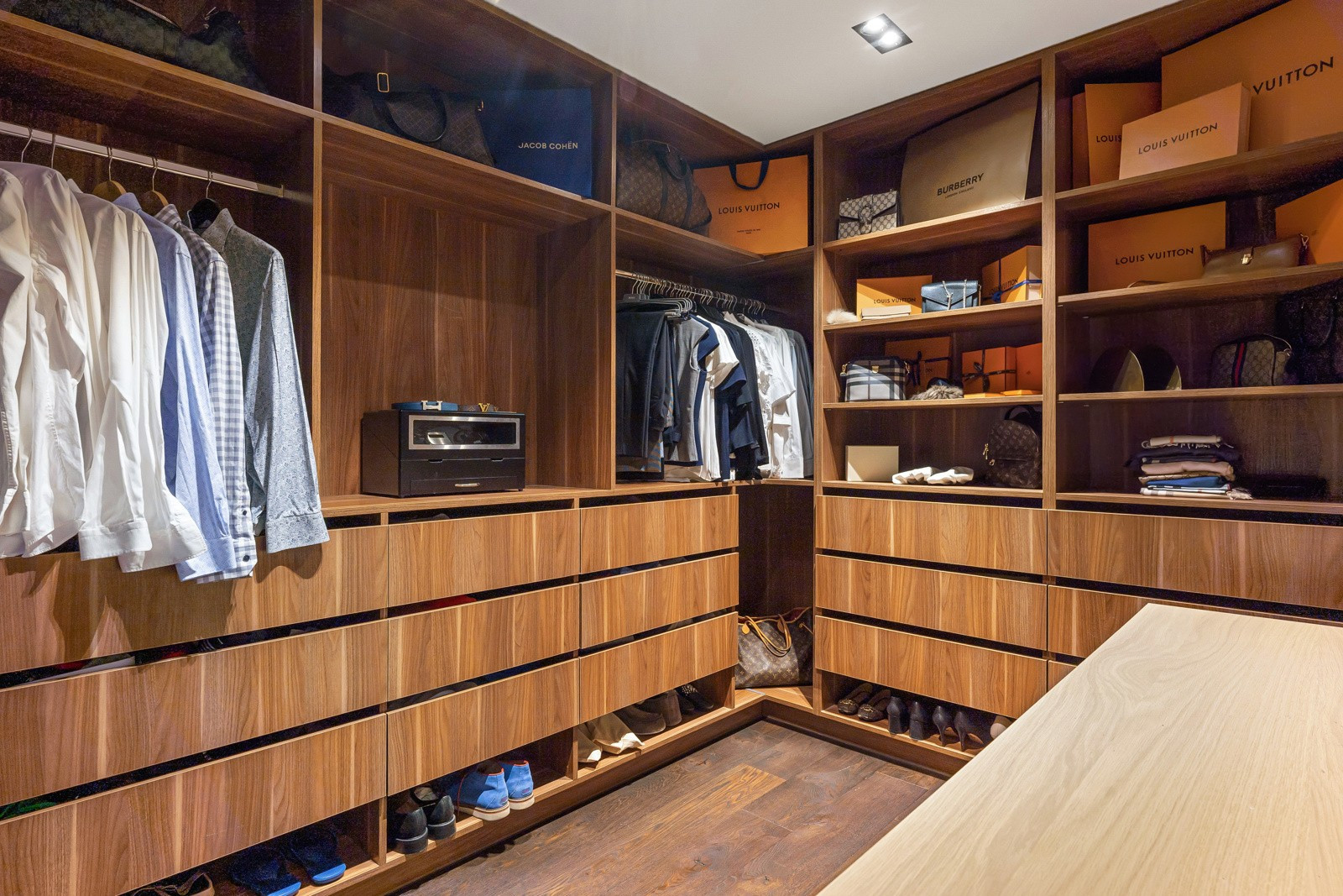 Walk-in closet tilhørende hovedsoverom.