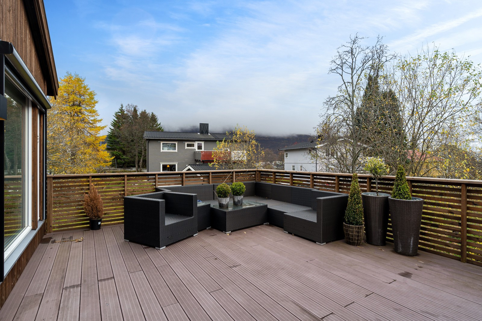 Sydvendt terrasse på 29 kvm. med utgang fra spisestue.