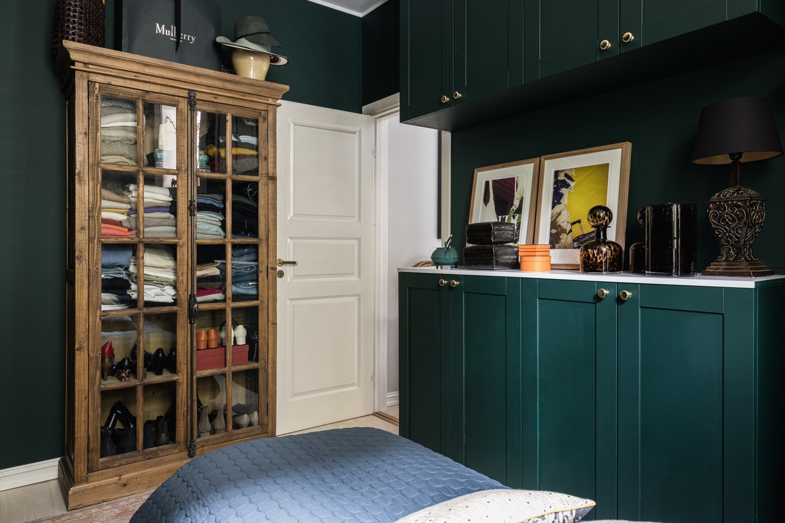 Omfangsrik innredning med en rekke garderobeskap. Galleribilde