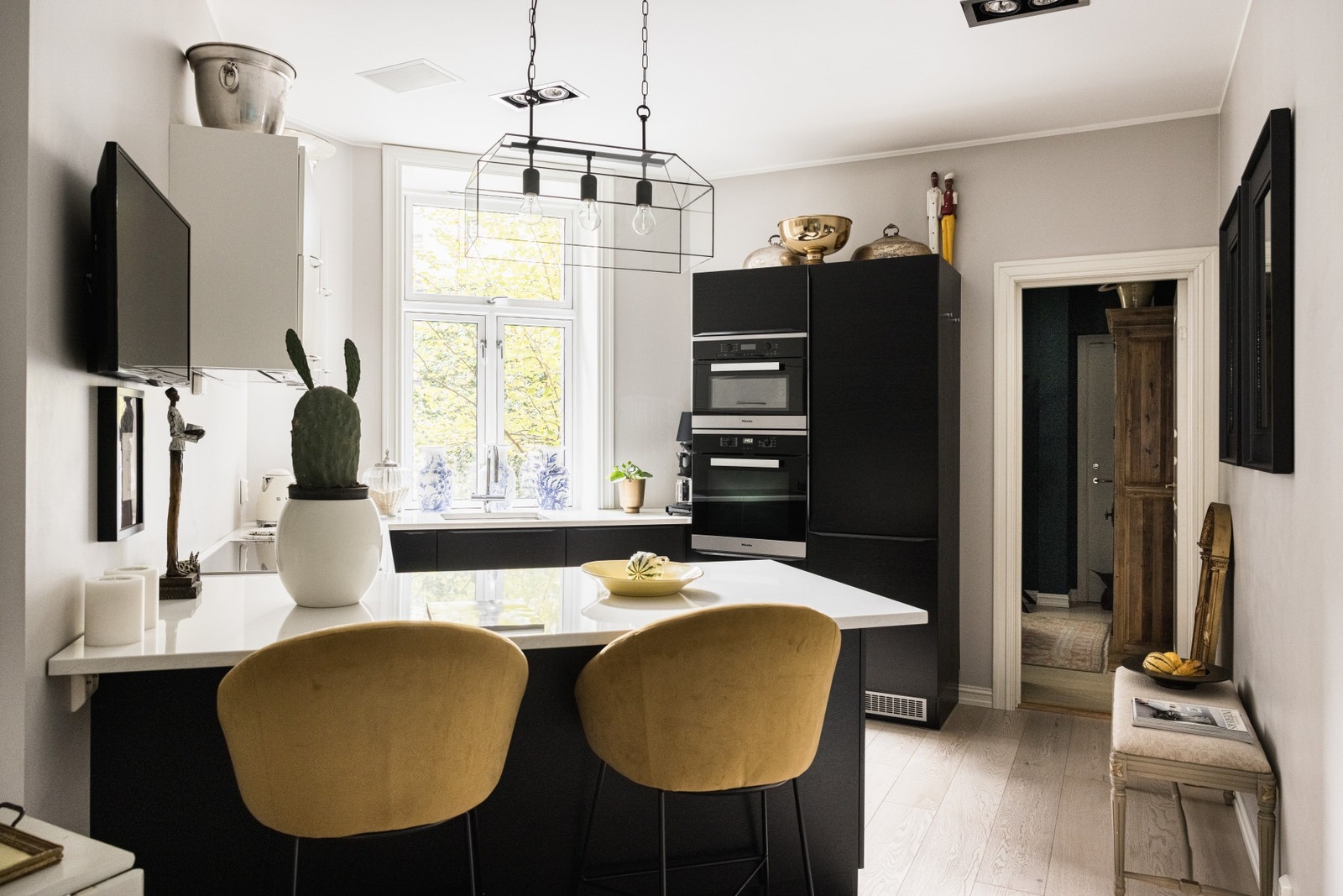 Praktisk sitteplass til måltider eller arbeid. Galleribilde