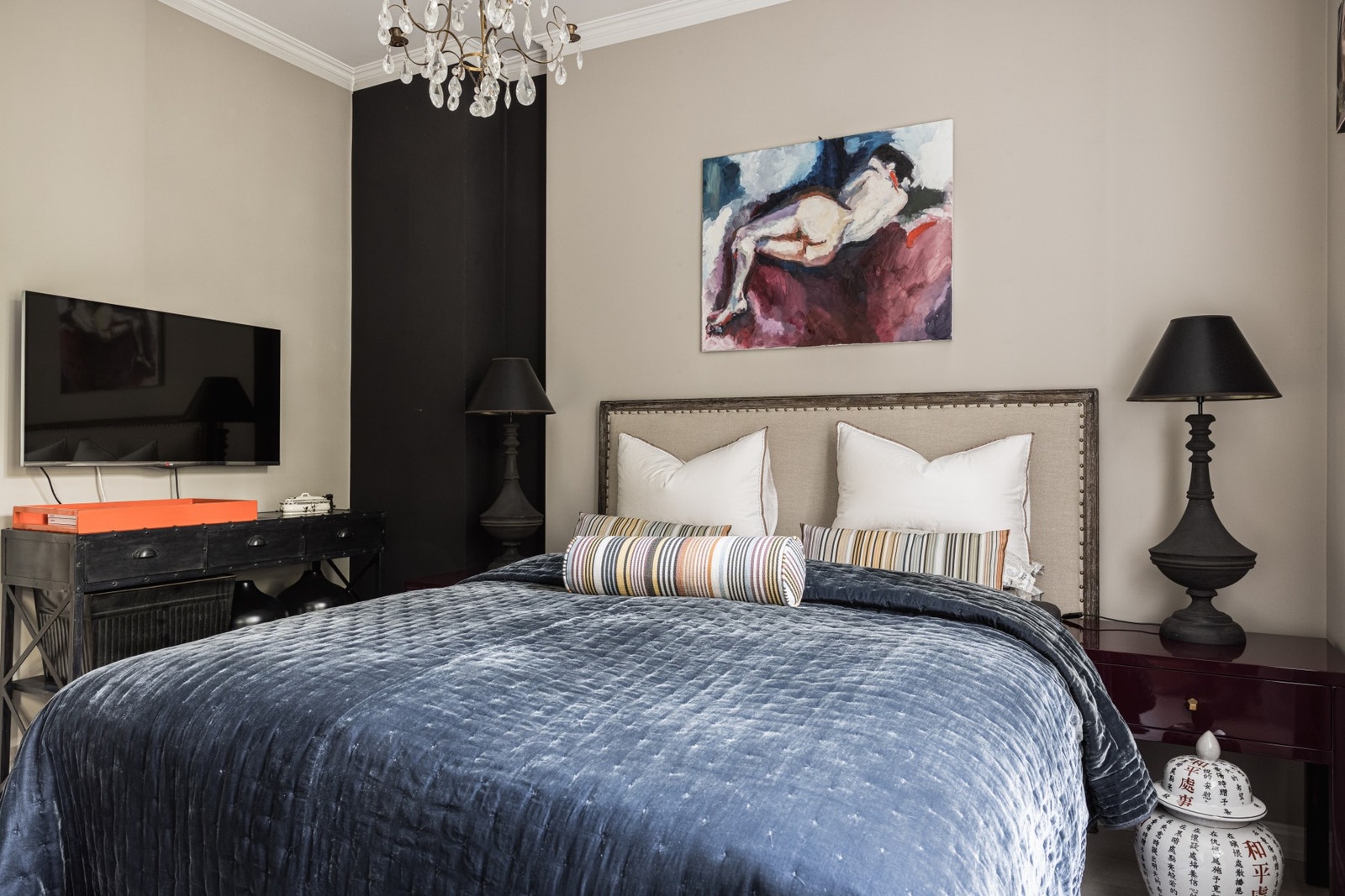 God plass til dobbeltseng og nattbord. Galleribilde