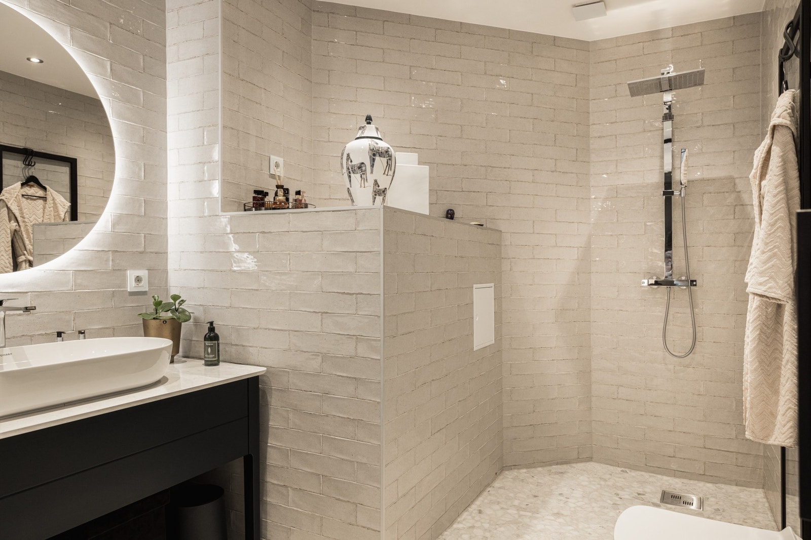 Flotte marmorfliser på baderomsgulv og dusjsone. Galleribilde