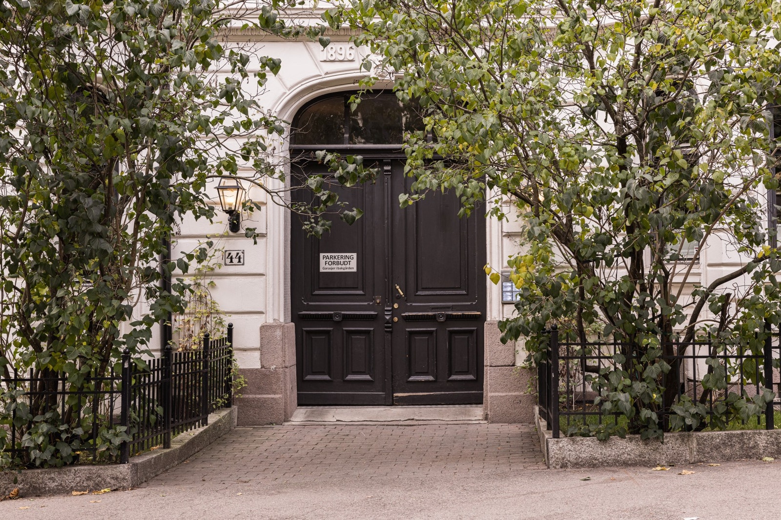 Hyggelig inngangsparti til bygårdens indre gårdsrom. Galleribilde