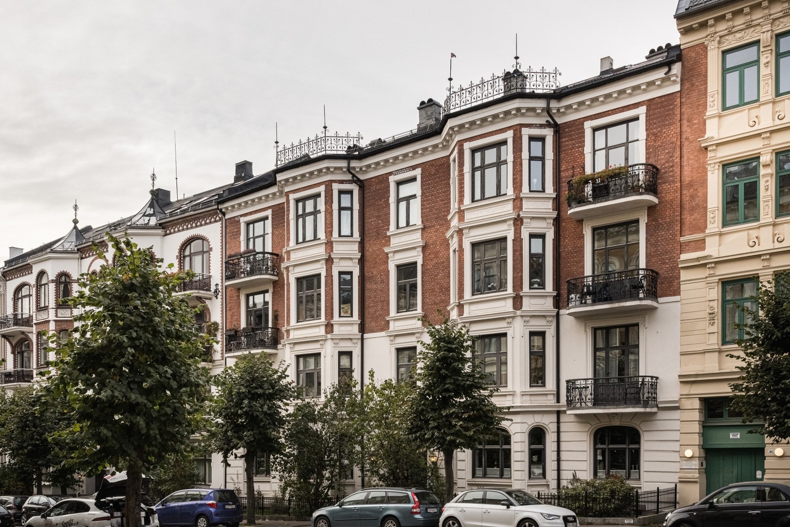 Klassisk Frogner-bygård med ærverdig fasade. Galleribilde