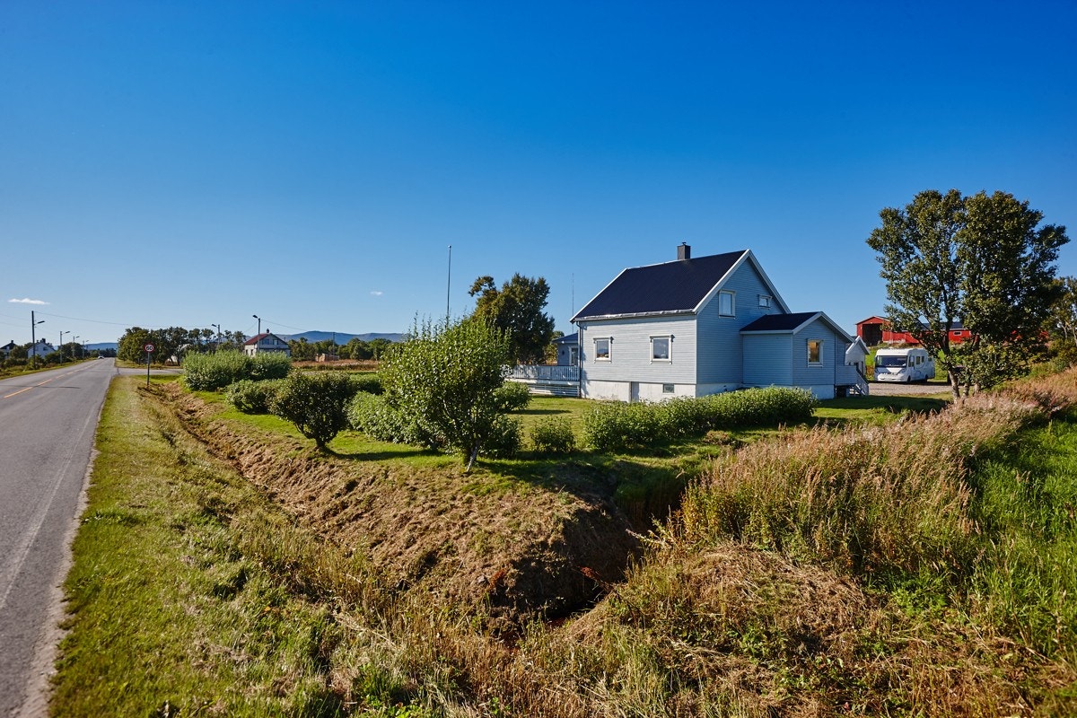Eiendommen sett fra veien Galleribilde