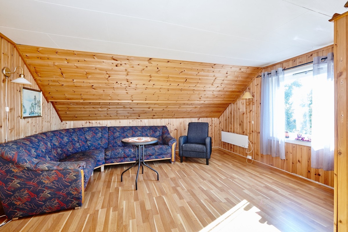 Koselig loftstue, hvor du kan trekke deg litt tilbake, eller Tv stue for ungdommen i huset Galleribilde