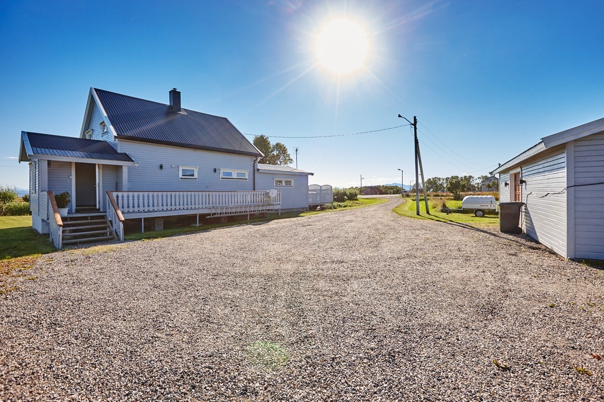 Gårdsplassen har rikelig med biloppstillingsplasser Galleribilde