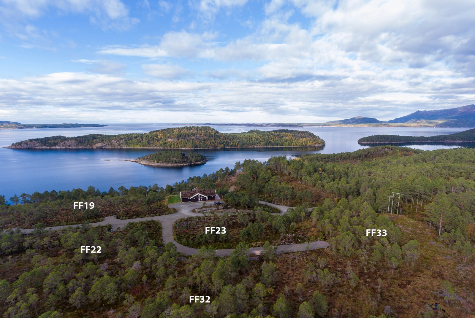 Området består av relativt romslige tomter fra ca. 1000-1600 kvm. Galleribilde