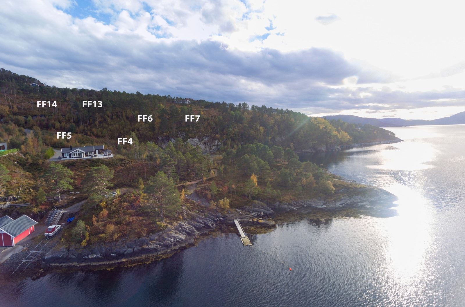 Solforholdene på tomtene er meget gode og kveldsolen er helt fantastisk Galleribilde