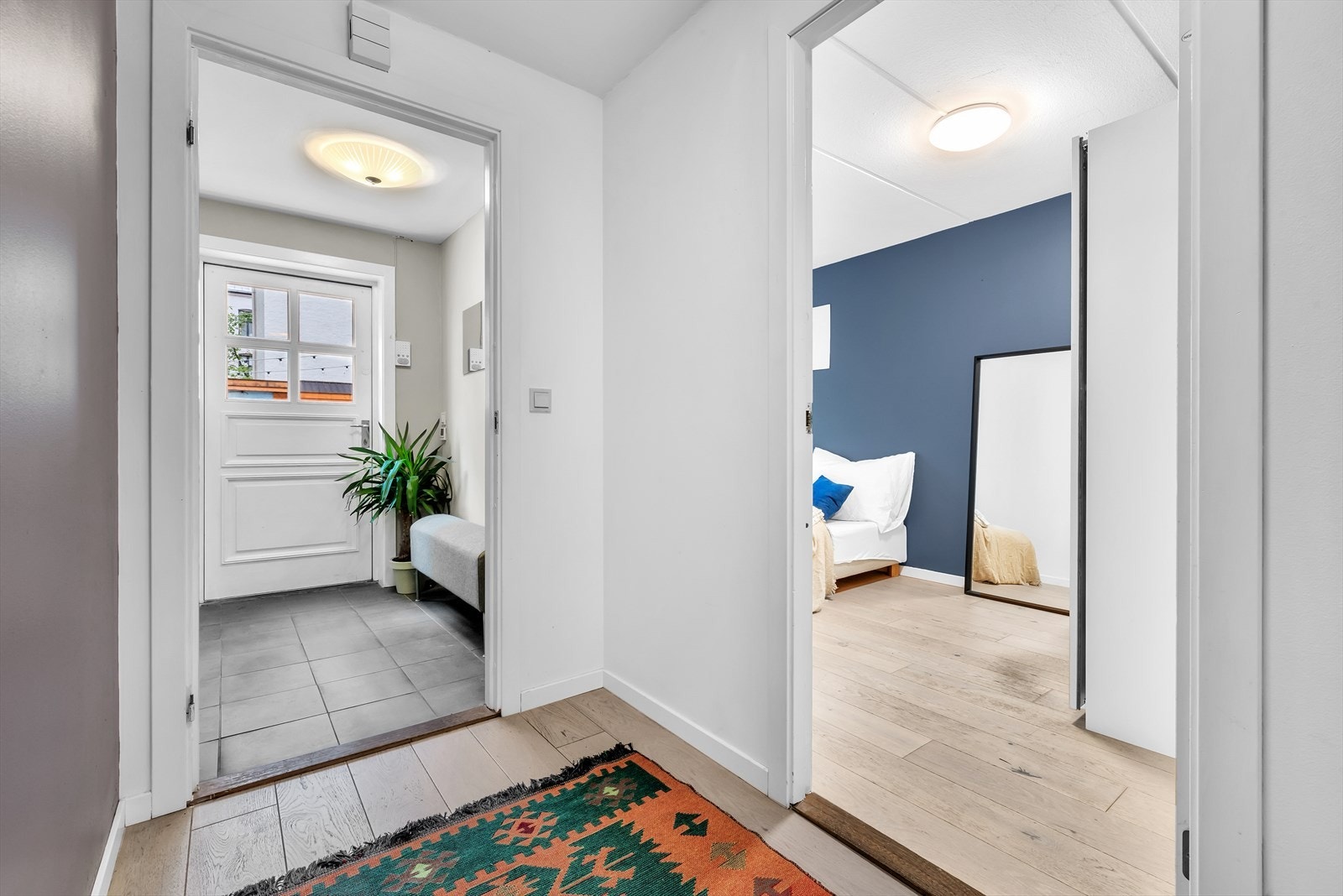 Fra entreen er det enda en eksisterende gang som har tilgang til de fleste rom. Galleribilde