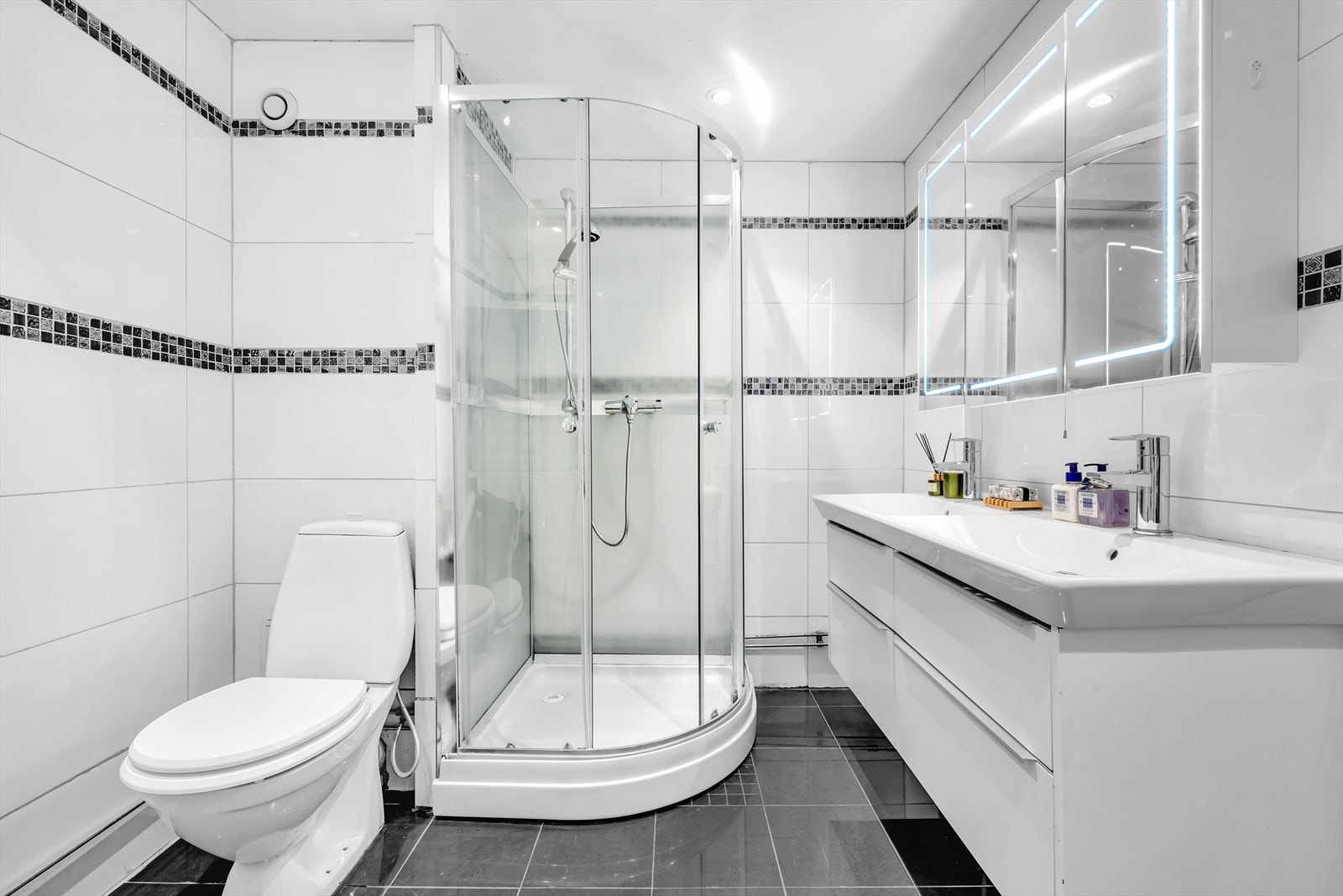 Pent og flislagt bad. Galleribilde