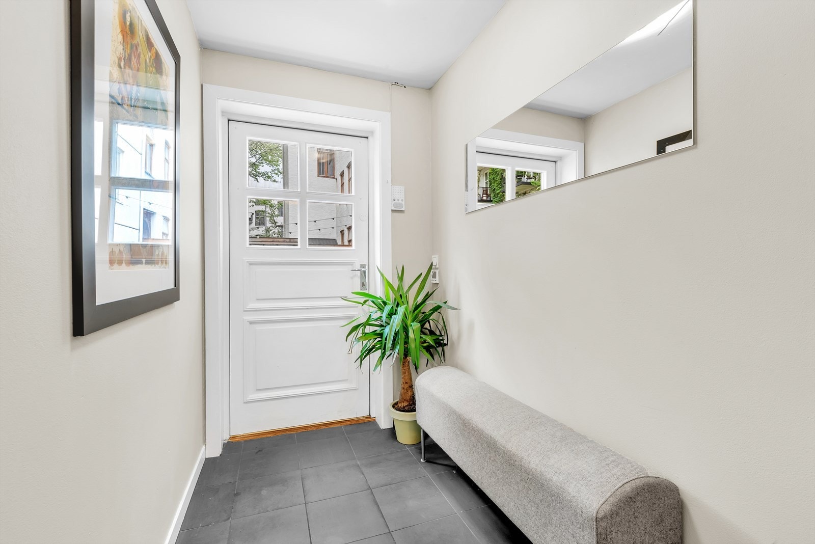 Inngangsparti fra hyggelig , nylig oppgradert og lukket bakgård. Galleribilde