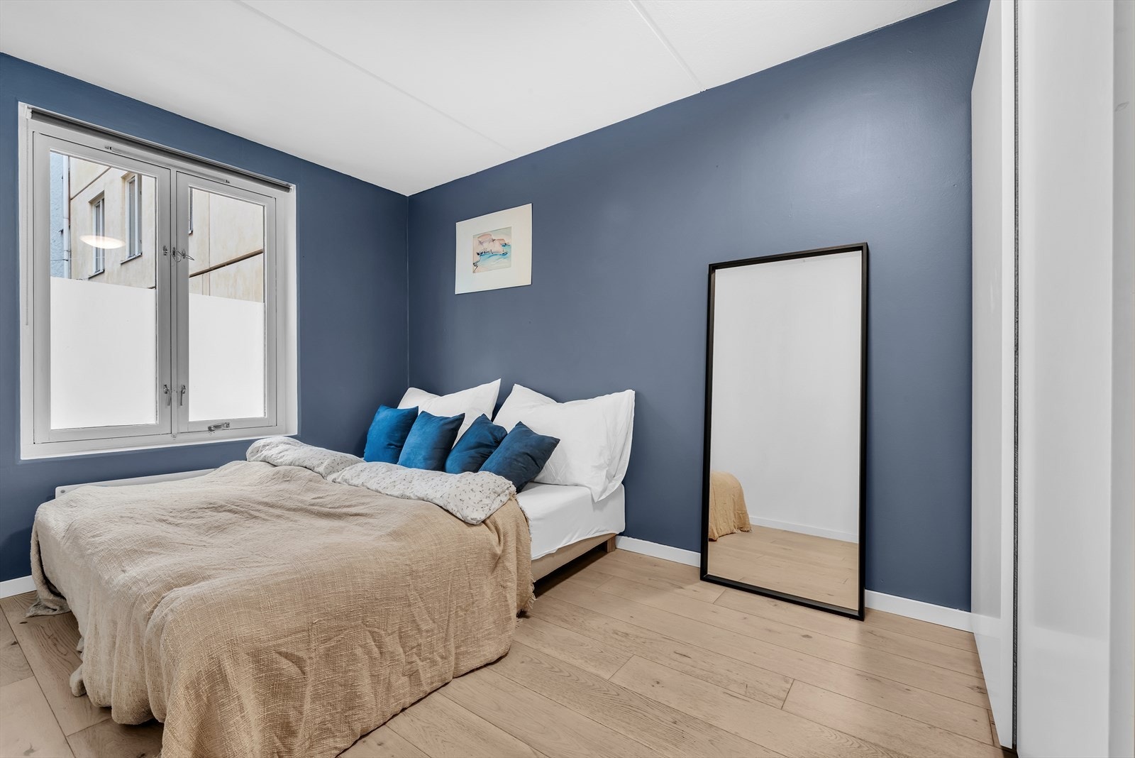 Rommet har en romslig skyvedørsgarderobe for oppbevaring av tøy og annet tilbehør. Galleribilde