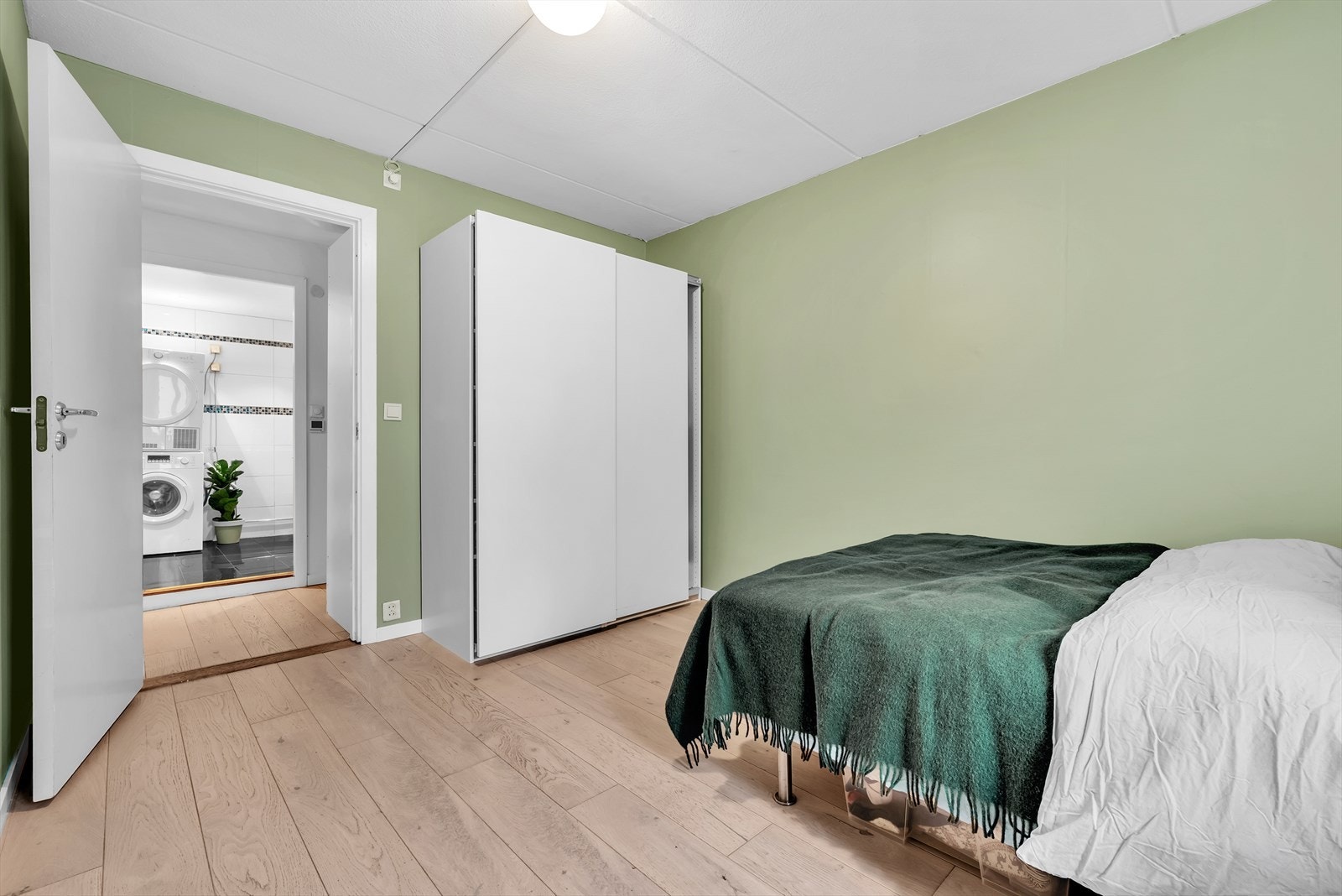 Soverommet har god plass til en skyvedørsgarderobe og kontorpult. Galleribilde