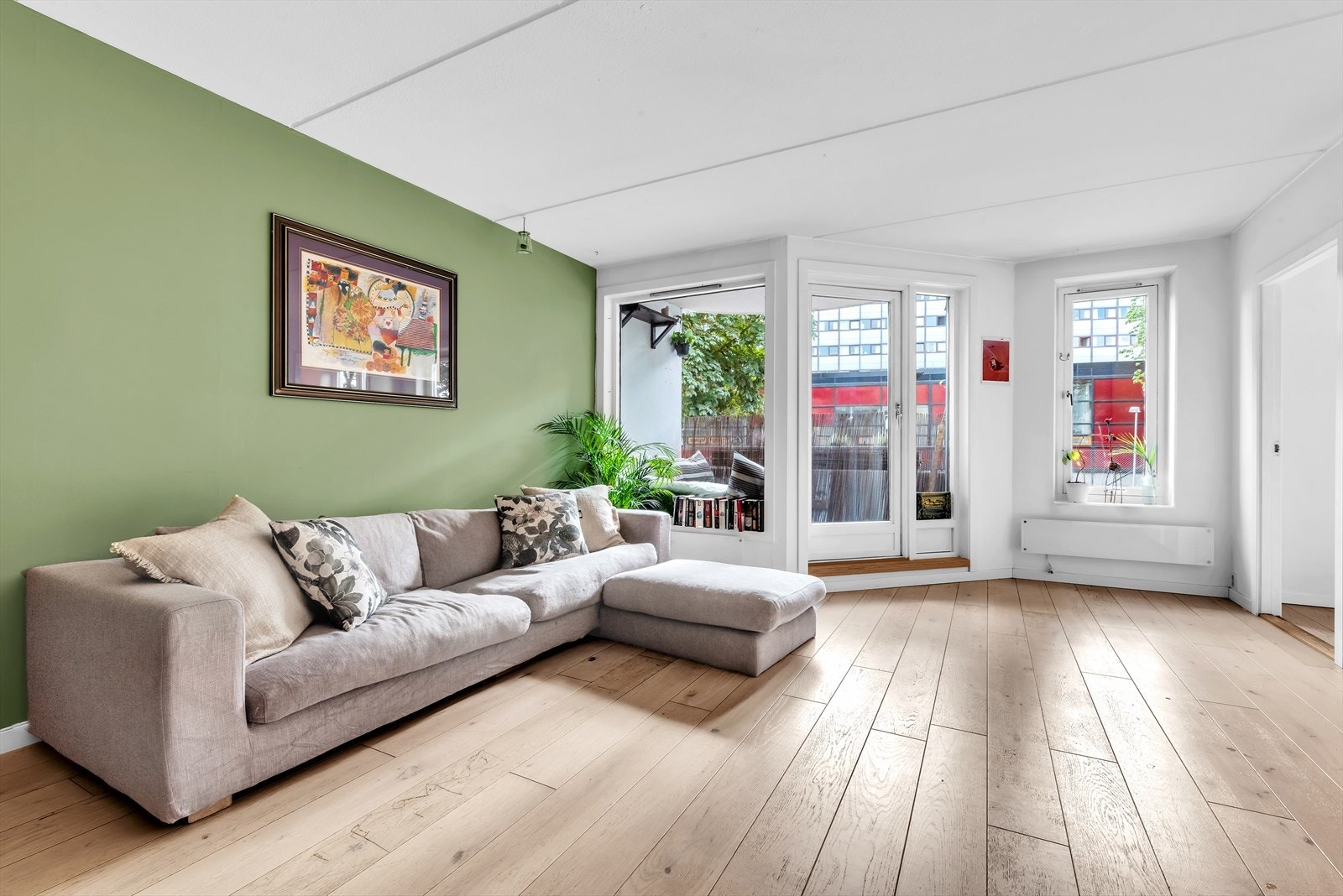 Videre har rommet en stor vindusflate som slipper mye naturlig lys inn. Galleribilde