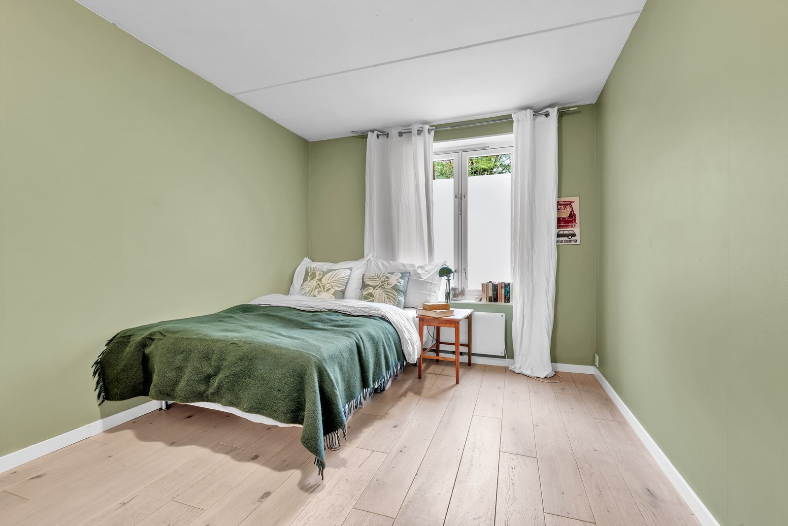 Dette er 1 av 2 soverom som er vendt mot bakgård. Galleribilde